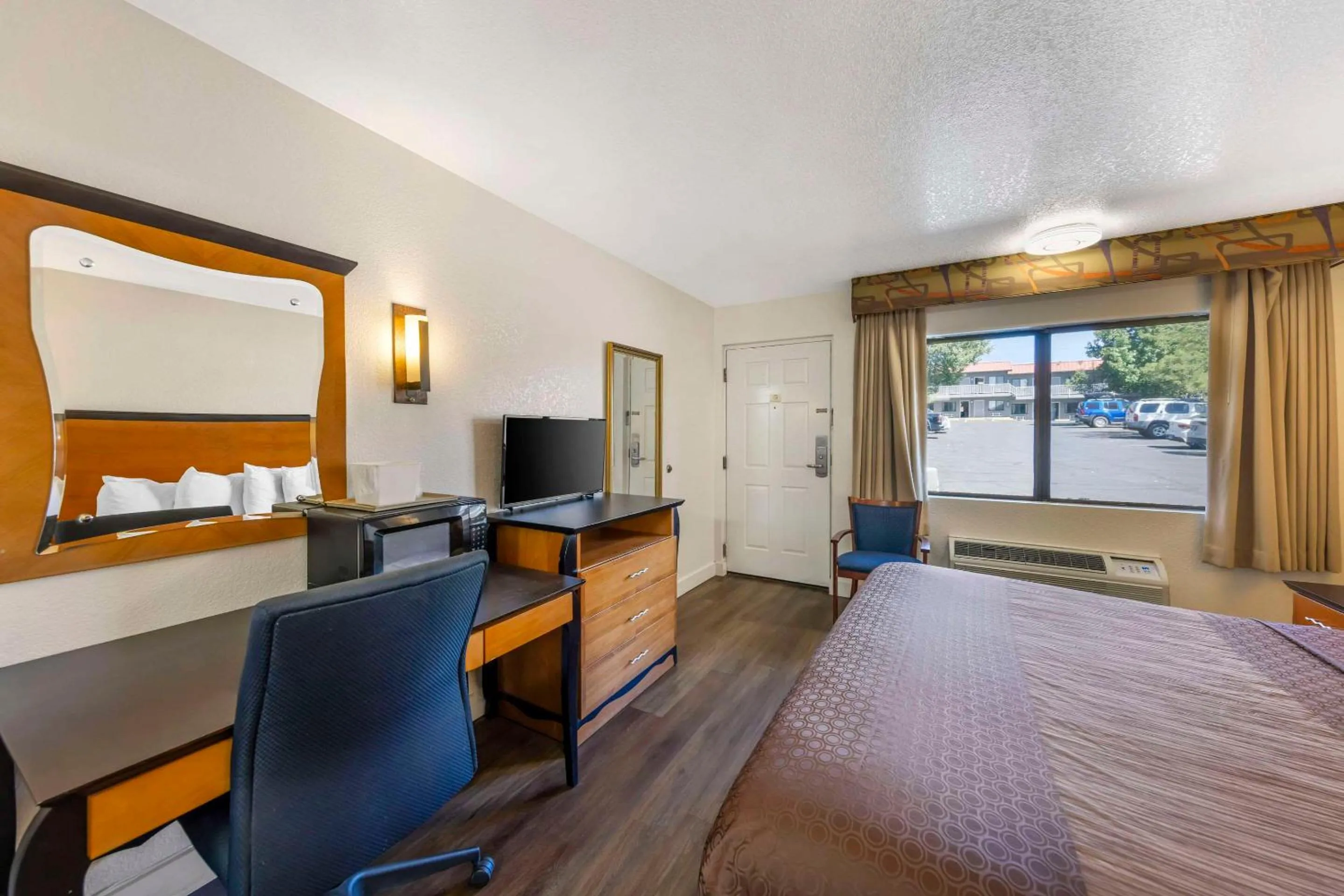Bedroom, Bed in Rodeway Inn at Nevada State Capitol