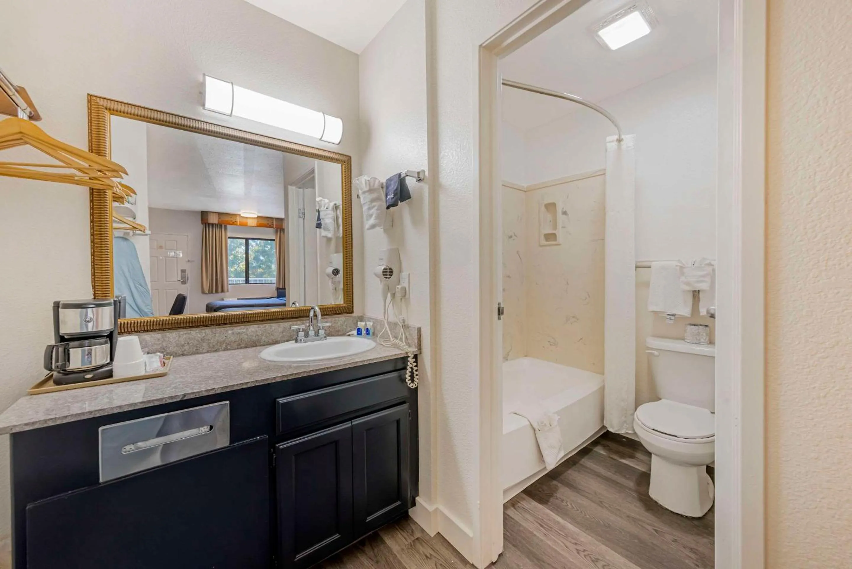 Bedroom in Rodeway Inn at Nevada State Capitol