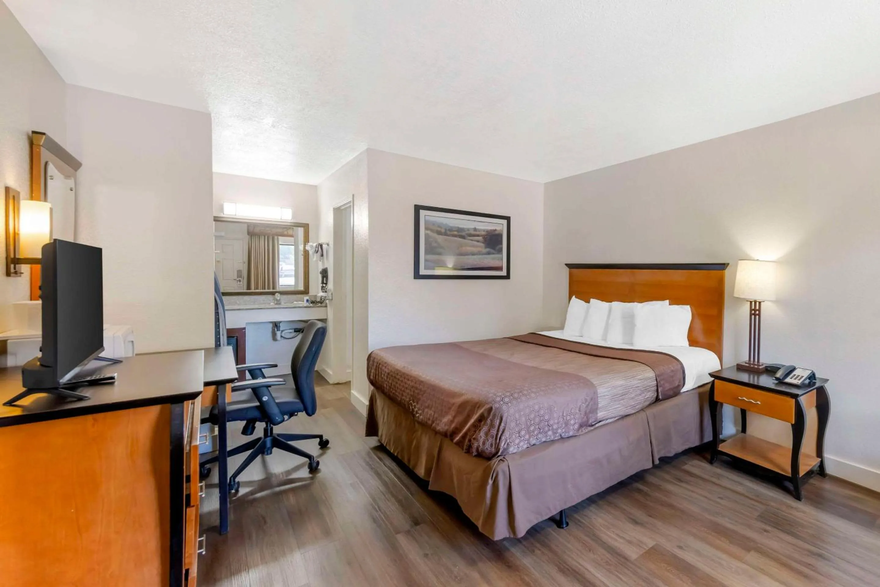 Bedroom, Bed in Rodeway Inn at Nevada State Capitol