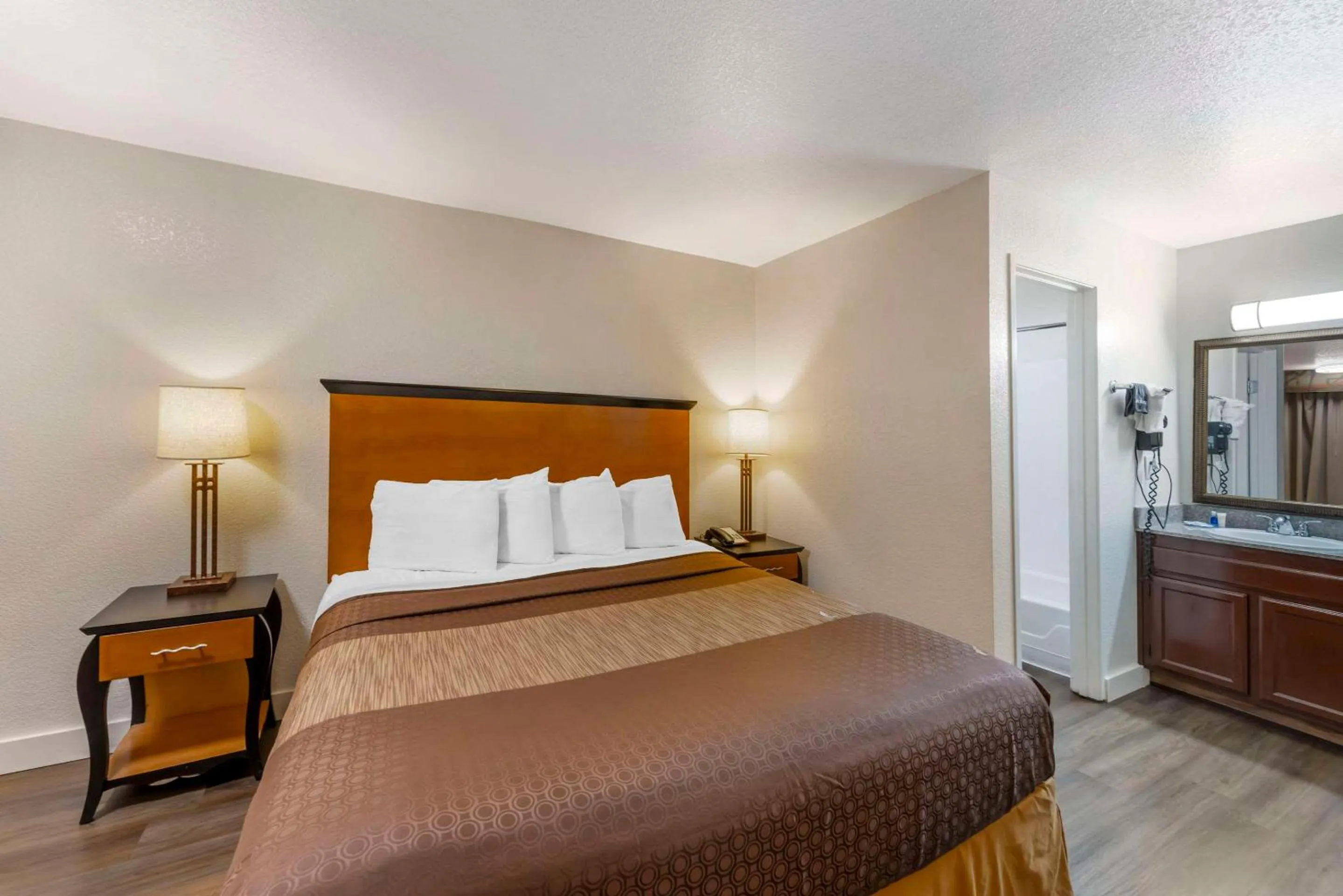 Bedroom, Bed in Rodeway Inn at Nevada State Capitol
