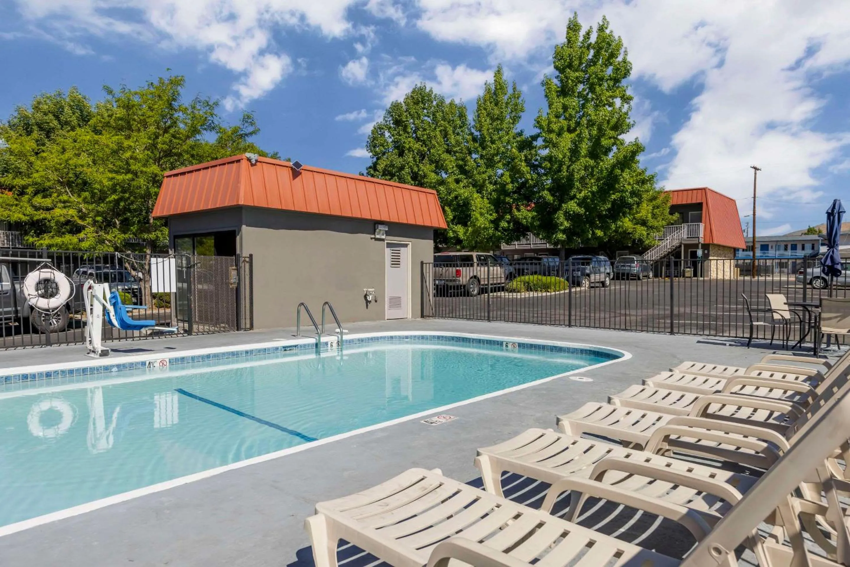 Swimming pool in Rodeway Inn at Nevada State Capitol
