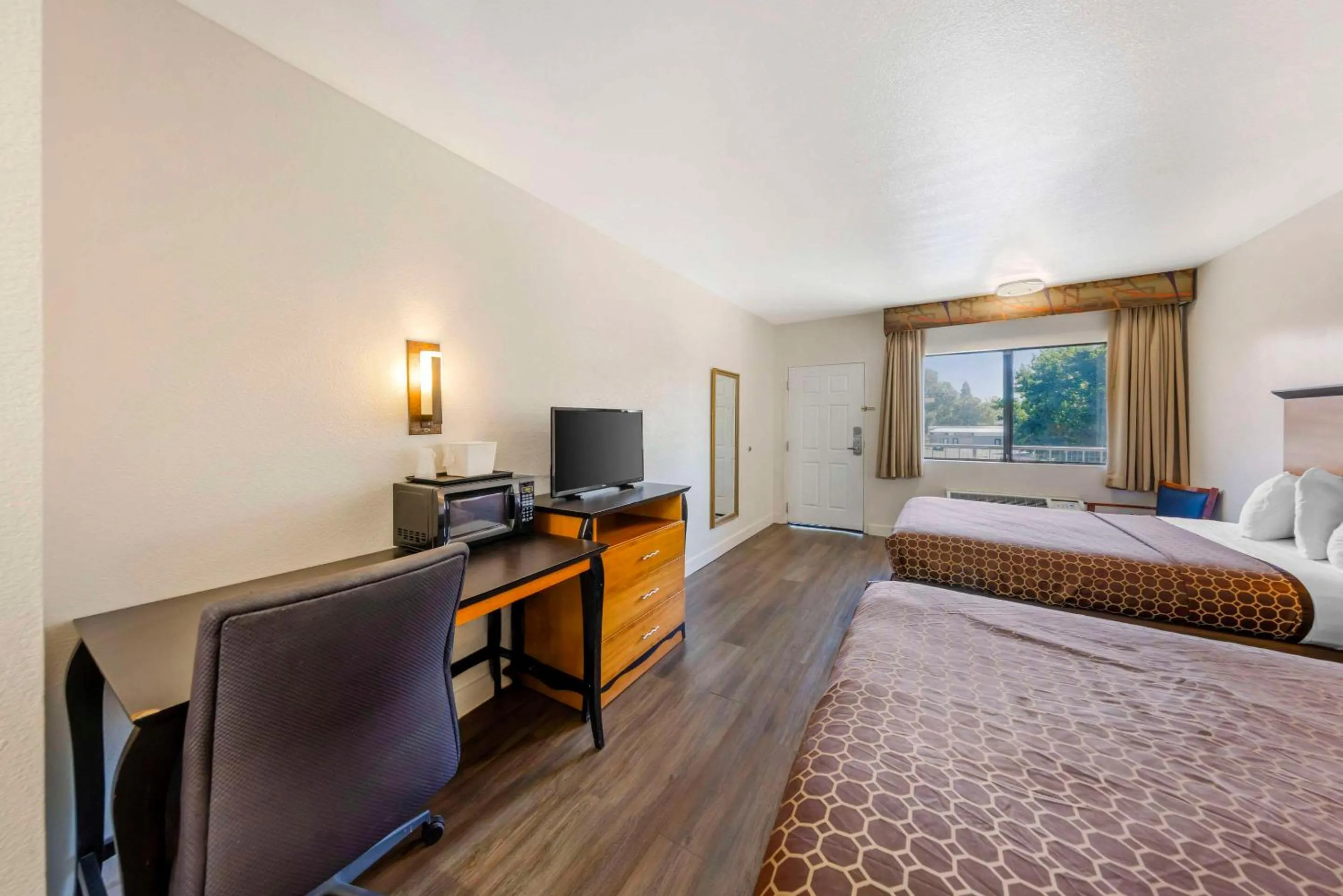 Bedroom, Bed in Rodeway Inn at Nevada State Capitol