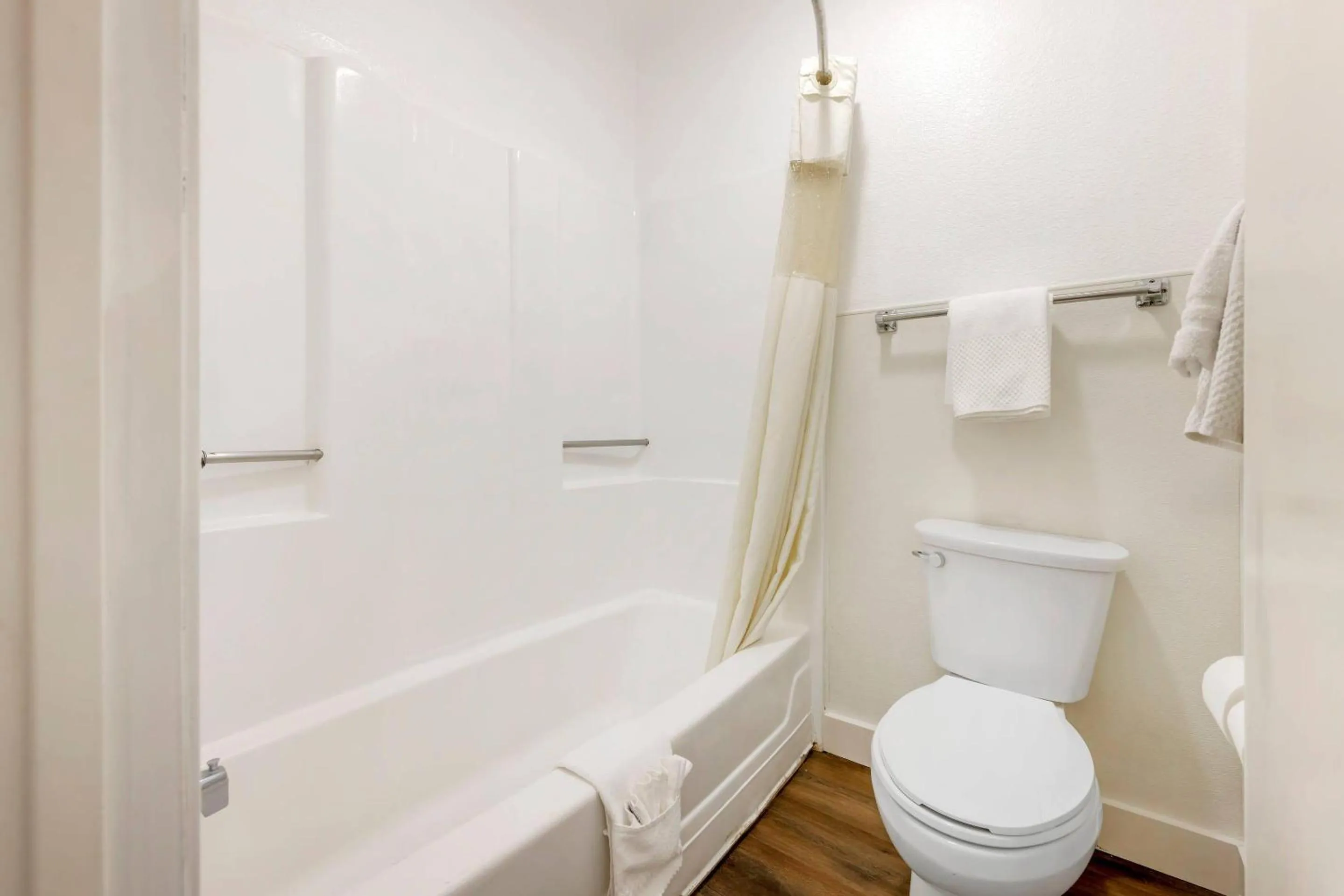 Bedroom in Rodeway Inn at Nevada State Capitol