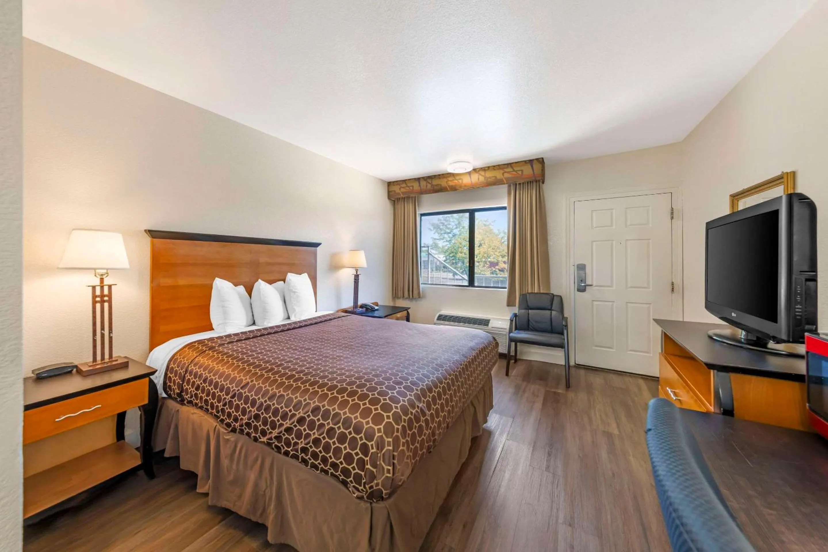 Bedroom, Bed in Rodeway Inn at Nevada State Capitol