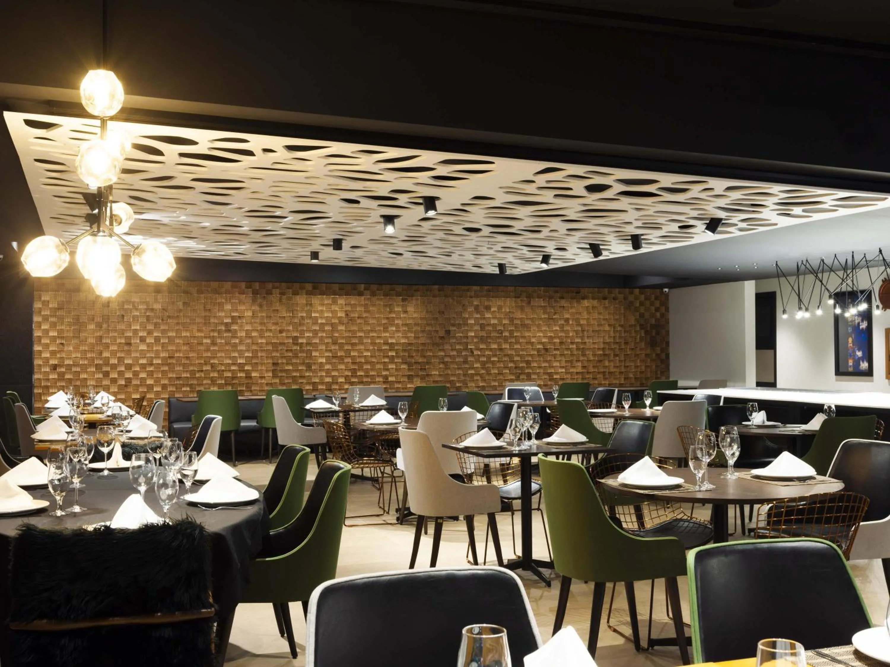 Restaurant/places to eat in Novotel Itajai