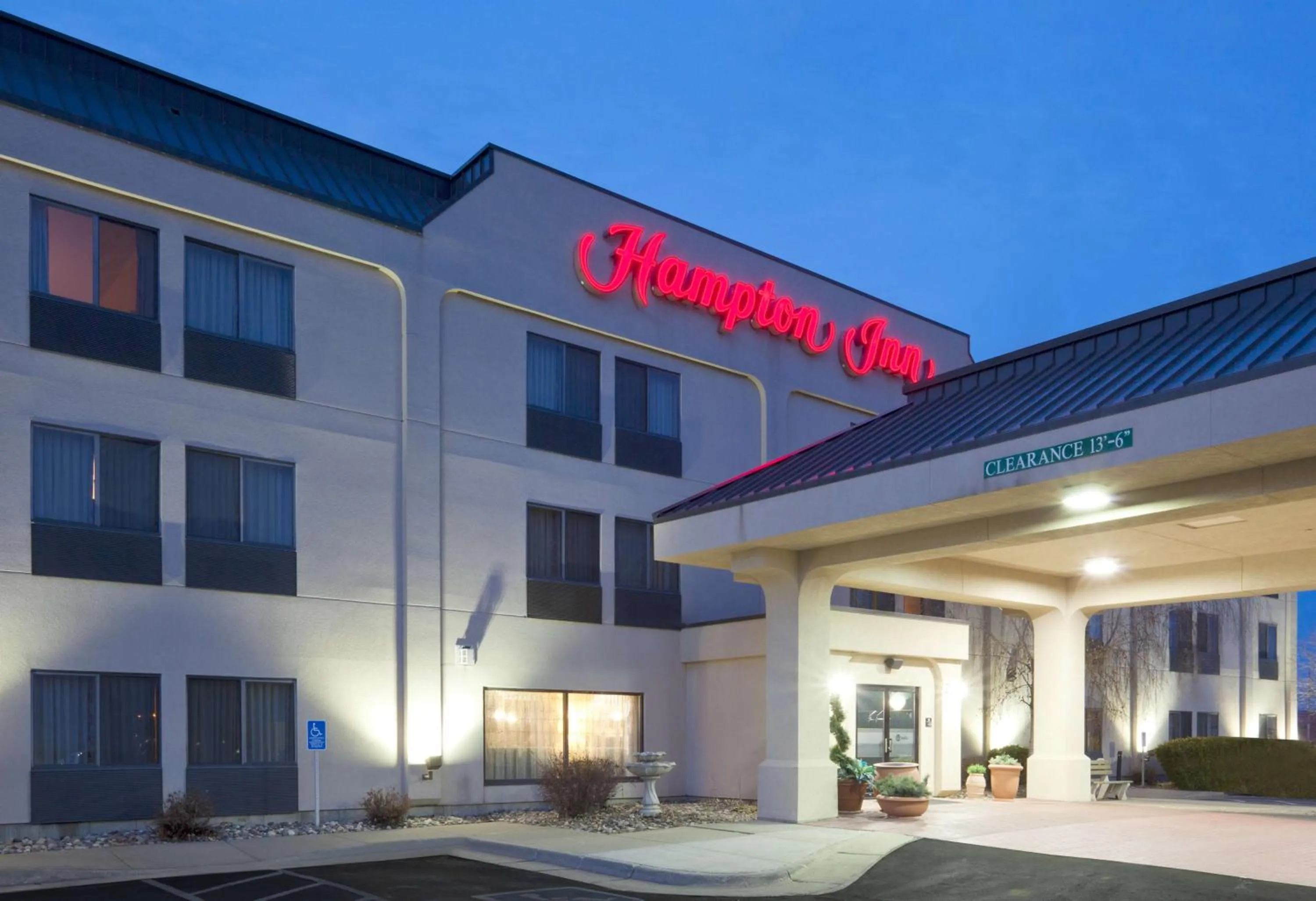 Property building in Hampton Inn North Sioux City