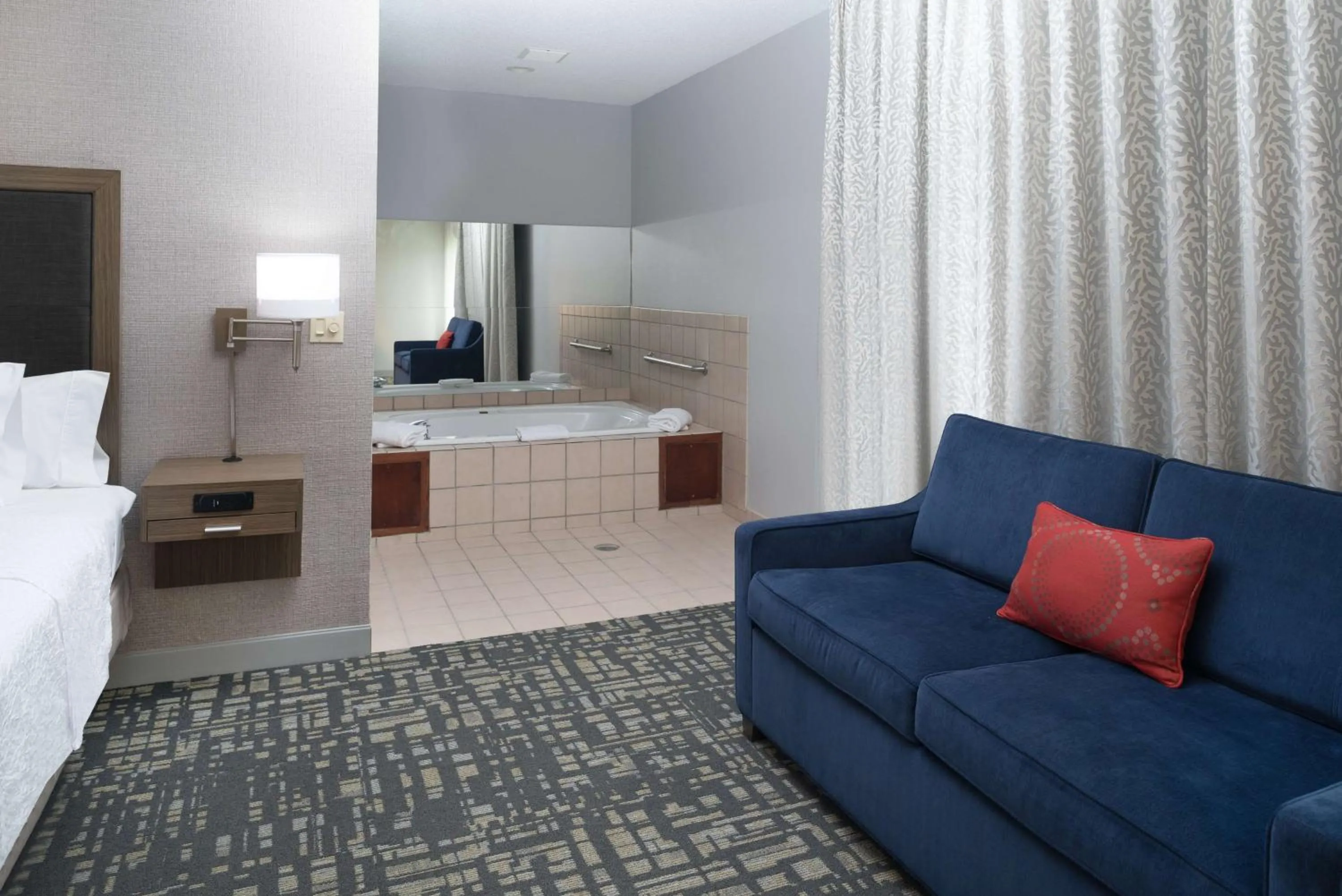 Living room, Bed in Hampton Inn North Sioux City