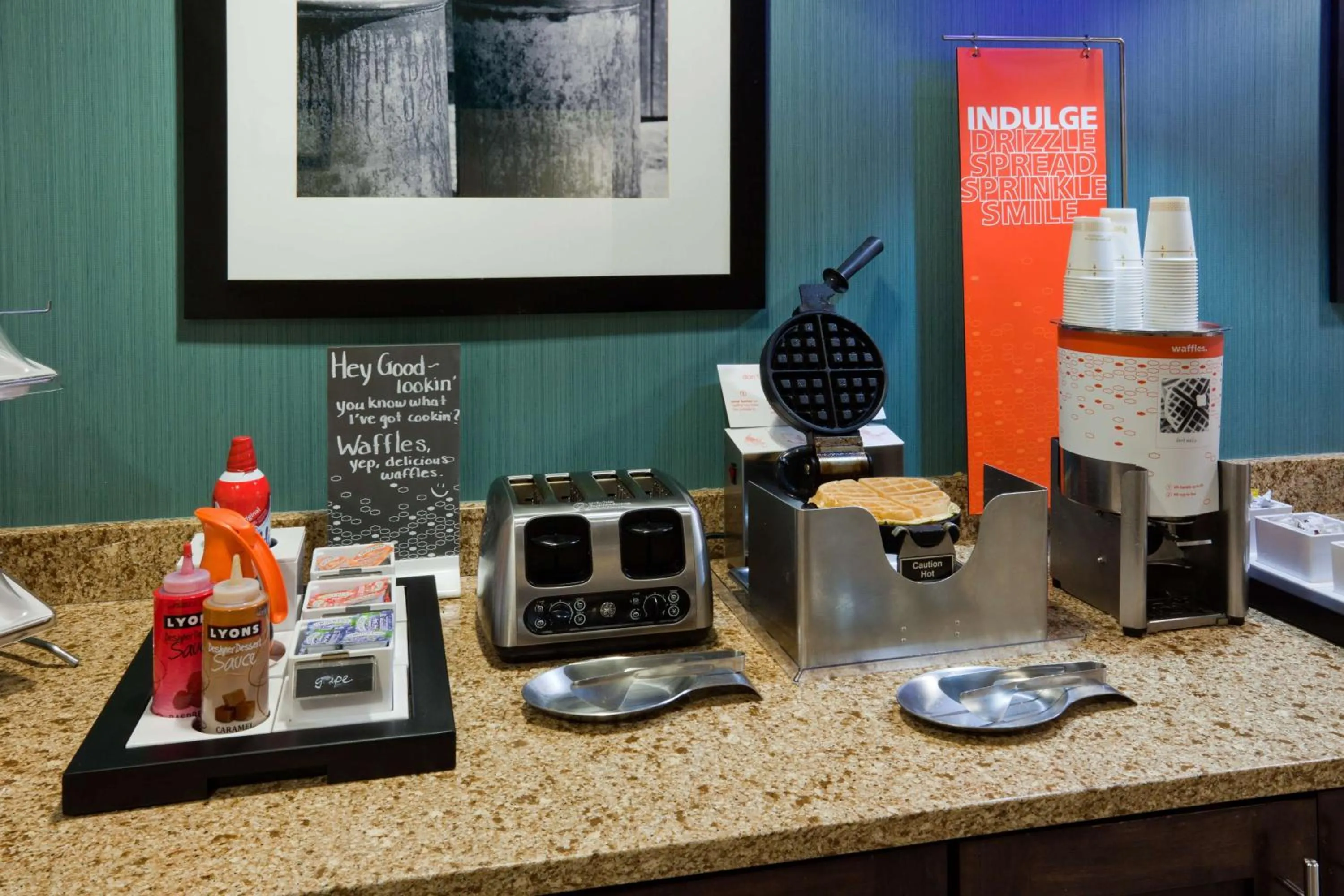 Dining area in Hampton Inn North Sioux City