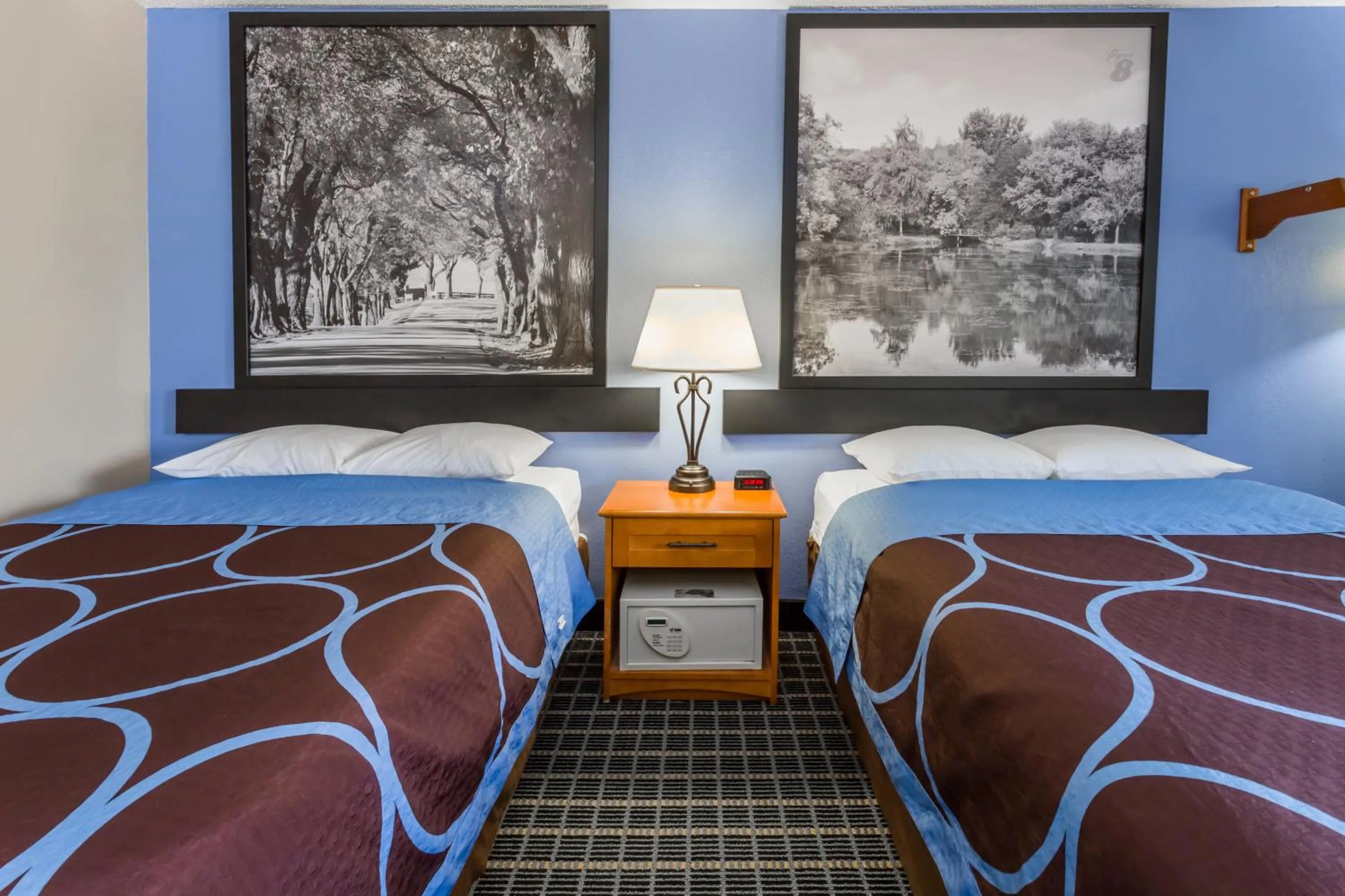 Bedroom, Bed in Super 8 by Wyndham Iowa City/Coralville