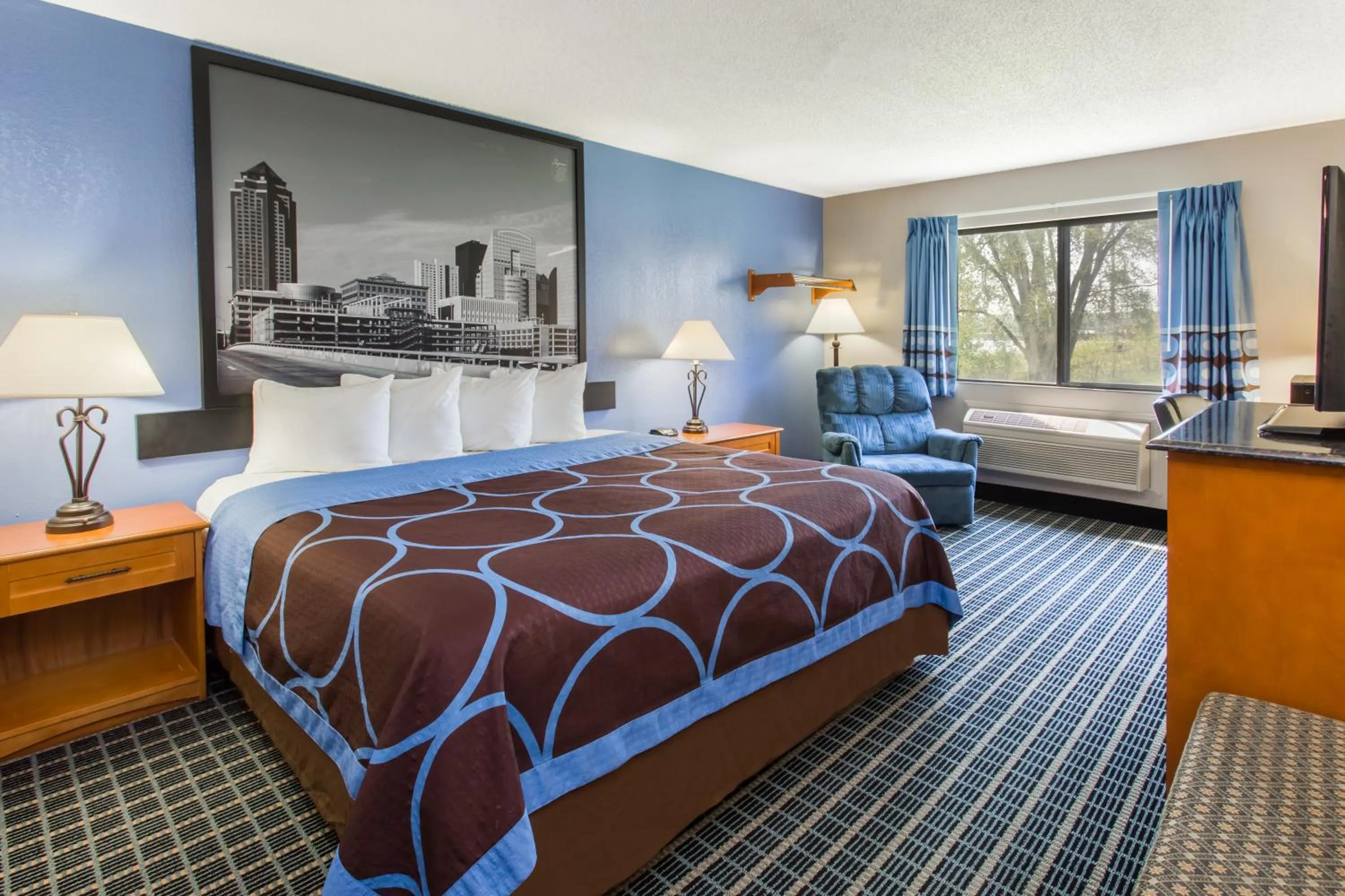 Bedroom, Bed in Super 8 by Wyndham Iowa City/Coralville