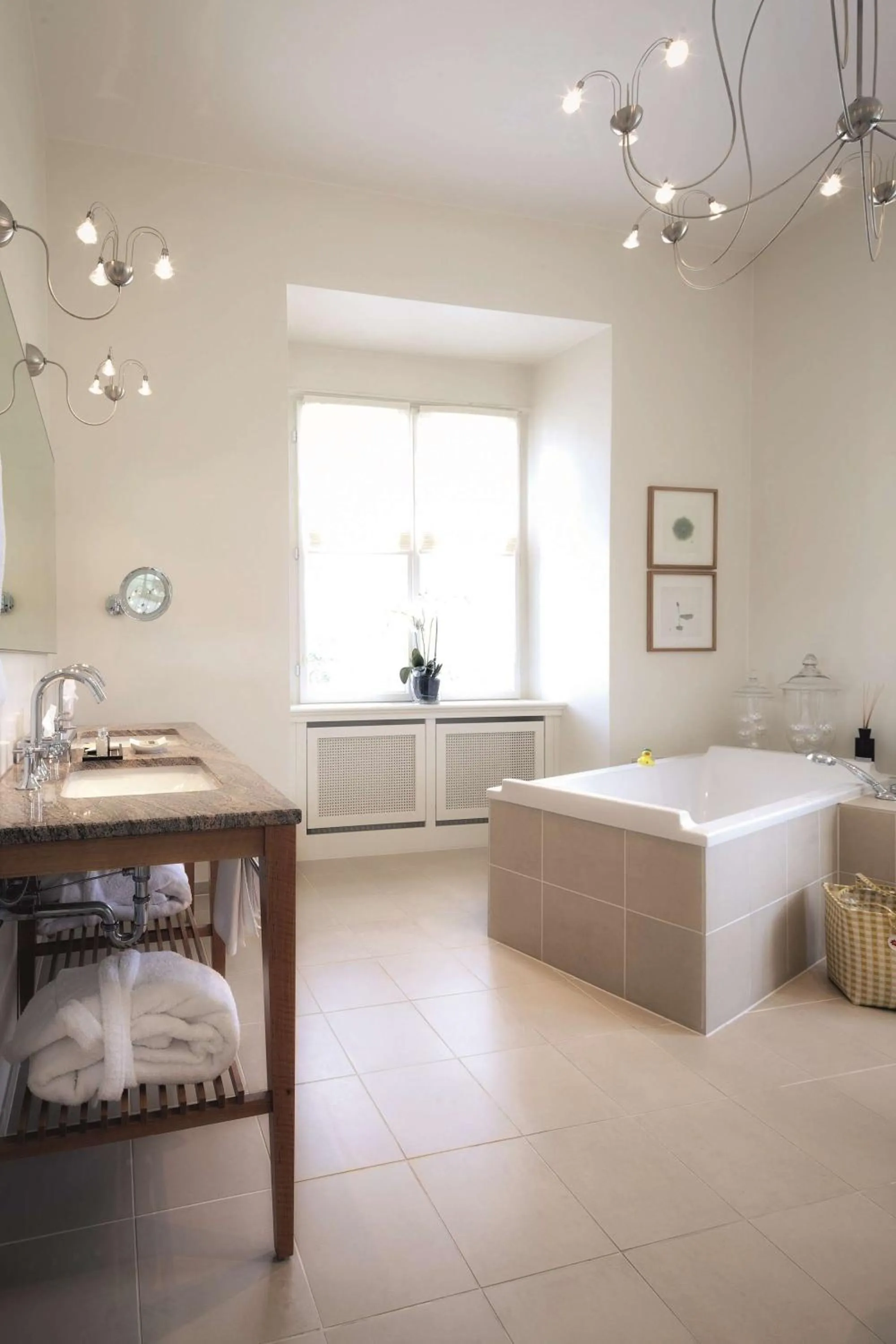 Bathroom, Bed in Schlosshotel Münchhausen