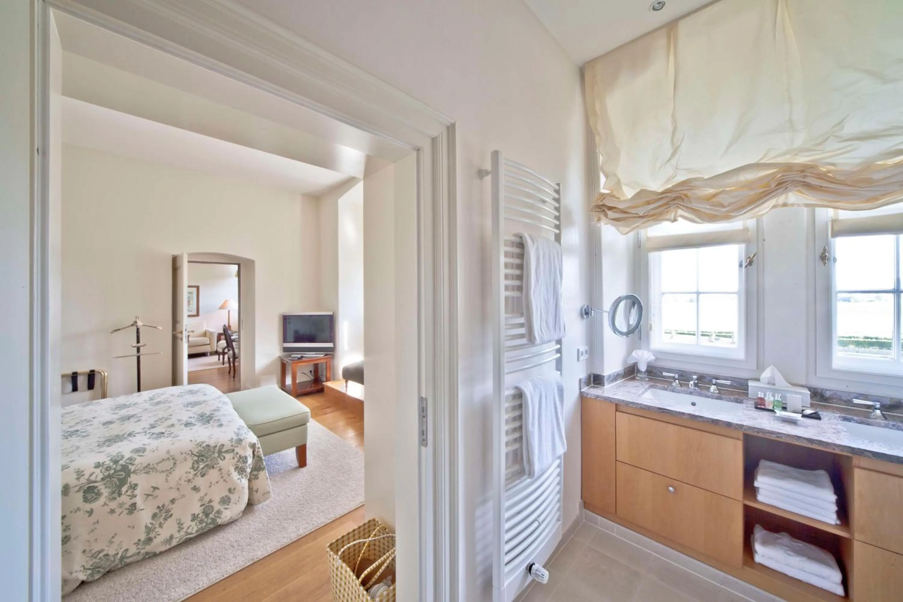 Bathroom, Bed in Schlosshotel Münchhausen