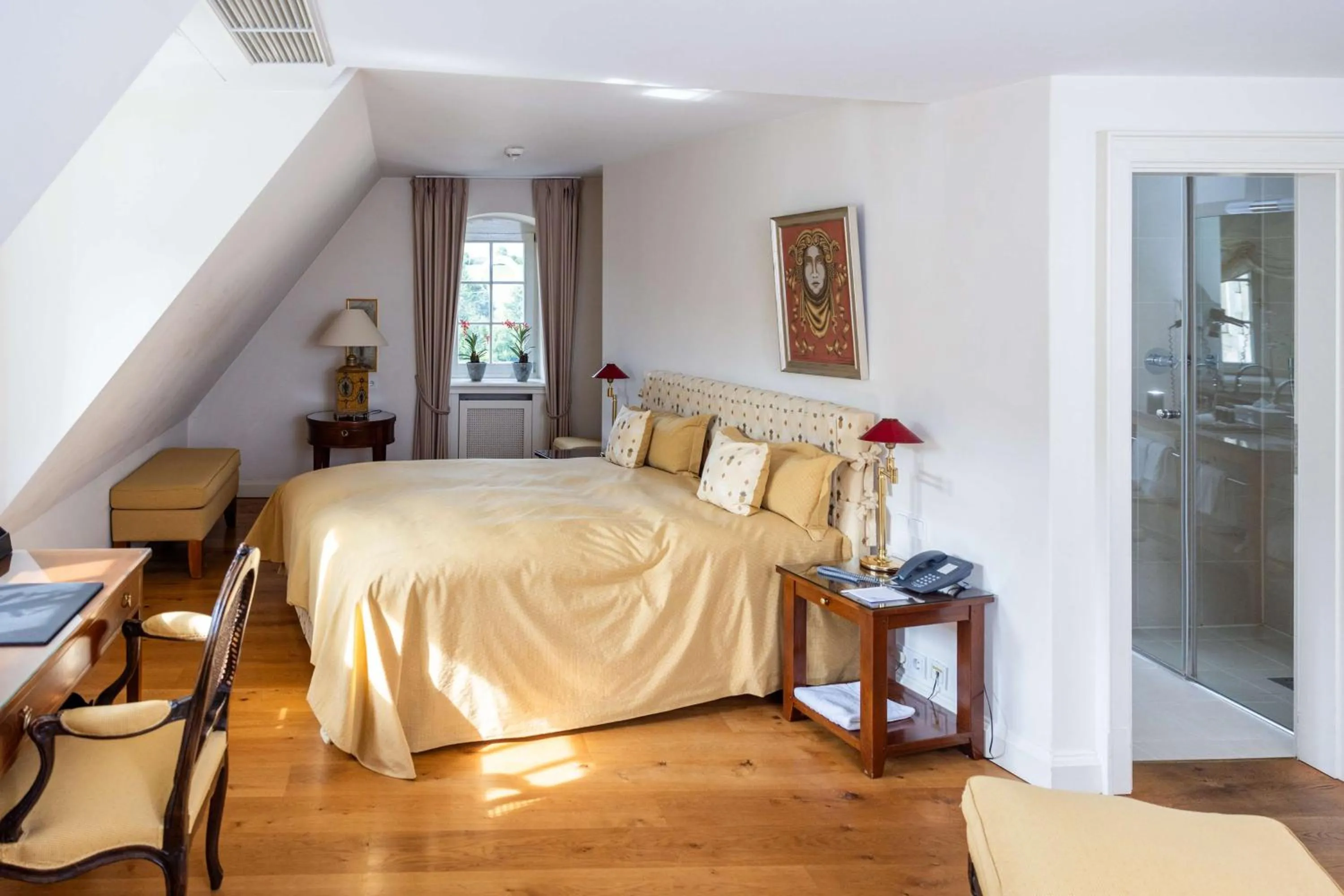 Property building, Bed in Schlosshotel Münchhausen