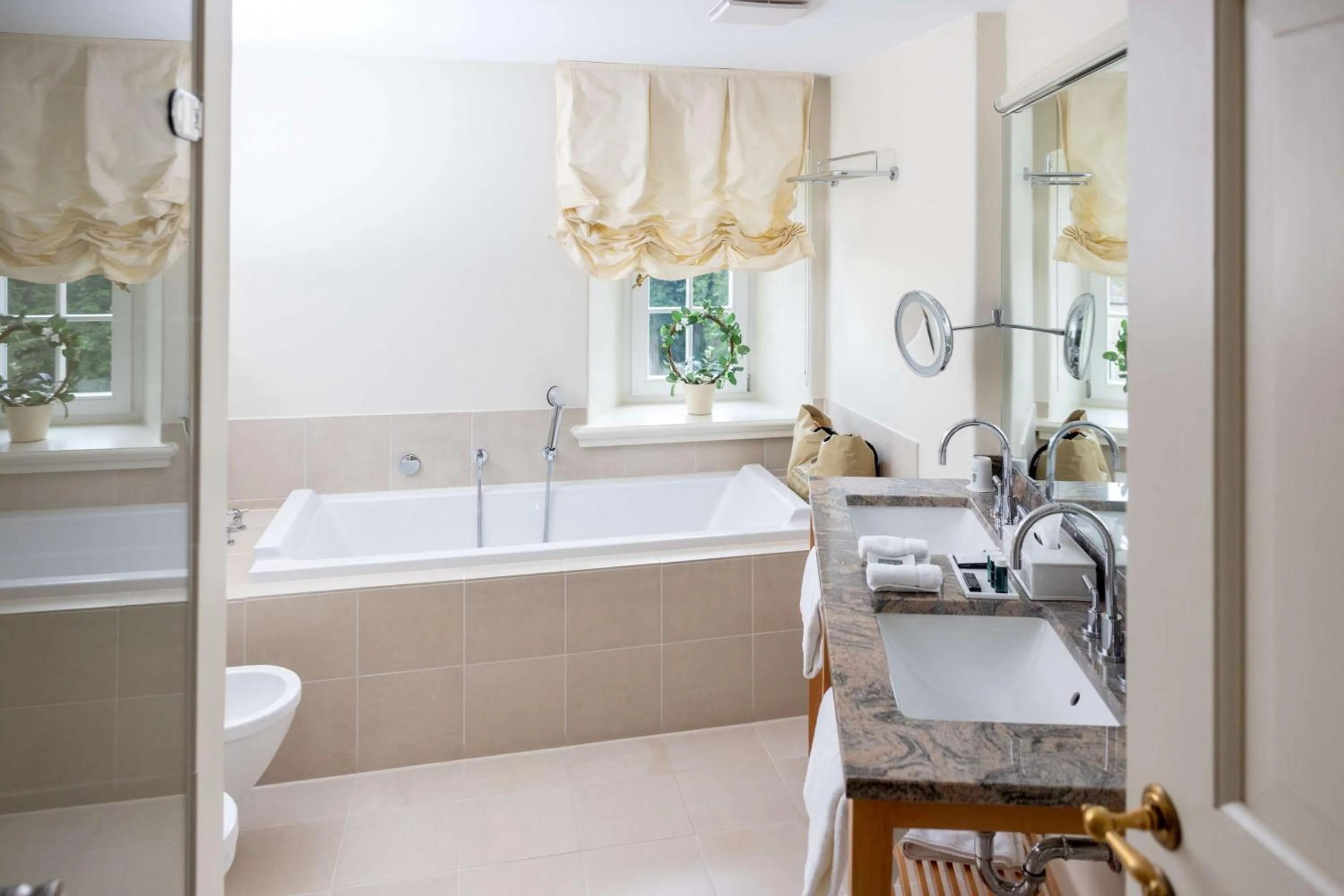 Bathroom in Schlosshotel Münchhausen