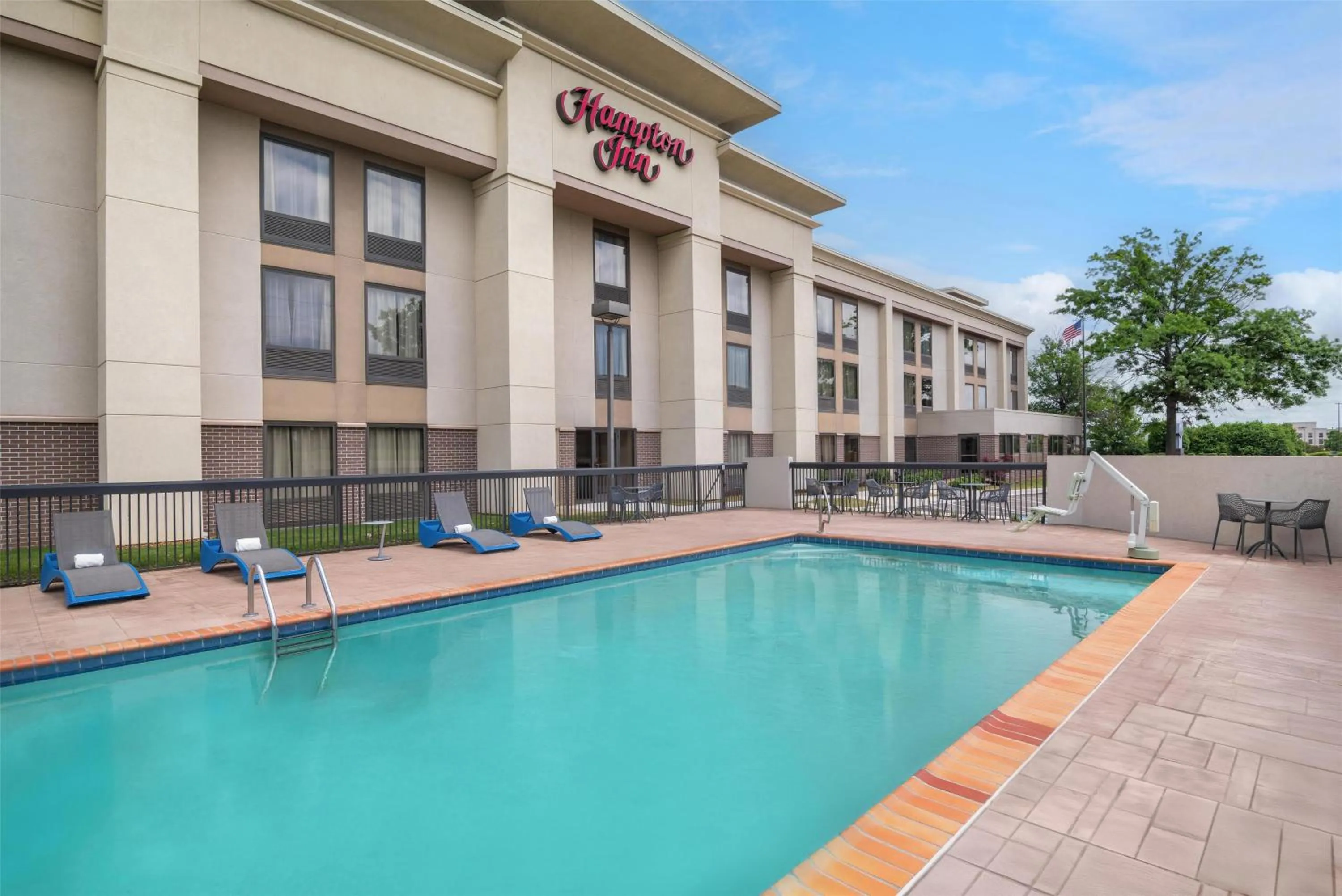 Pool view in Hampton Inn Memphis / Southaven