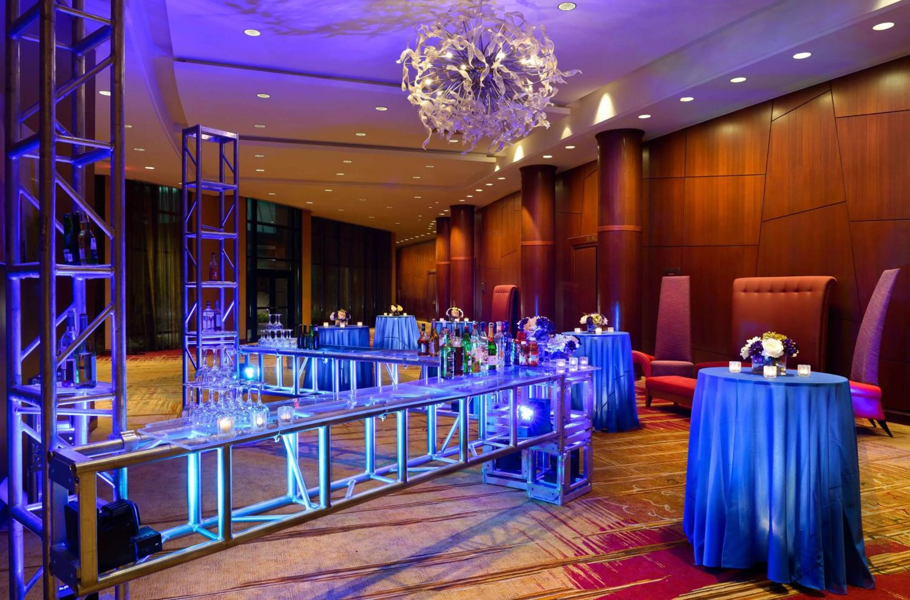 Dining area in Hilton Washington Dulles Airport