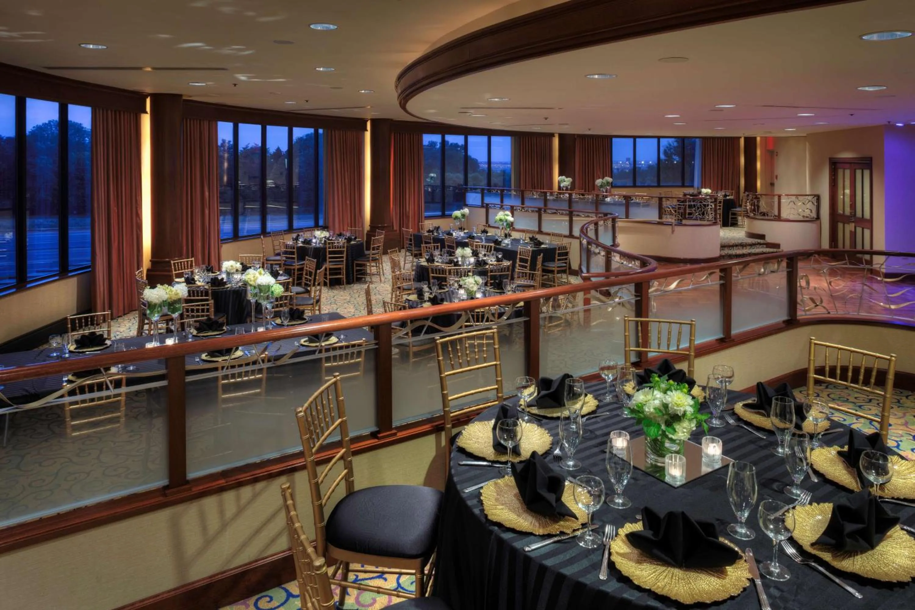 Dining area in Hilton Washington Dulles Airport