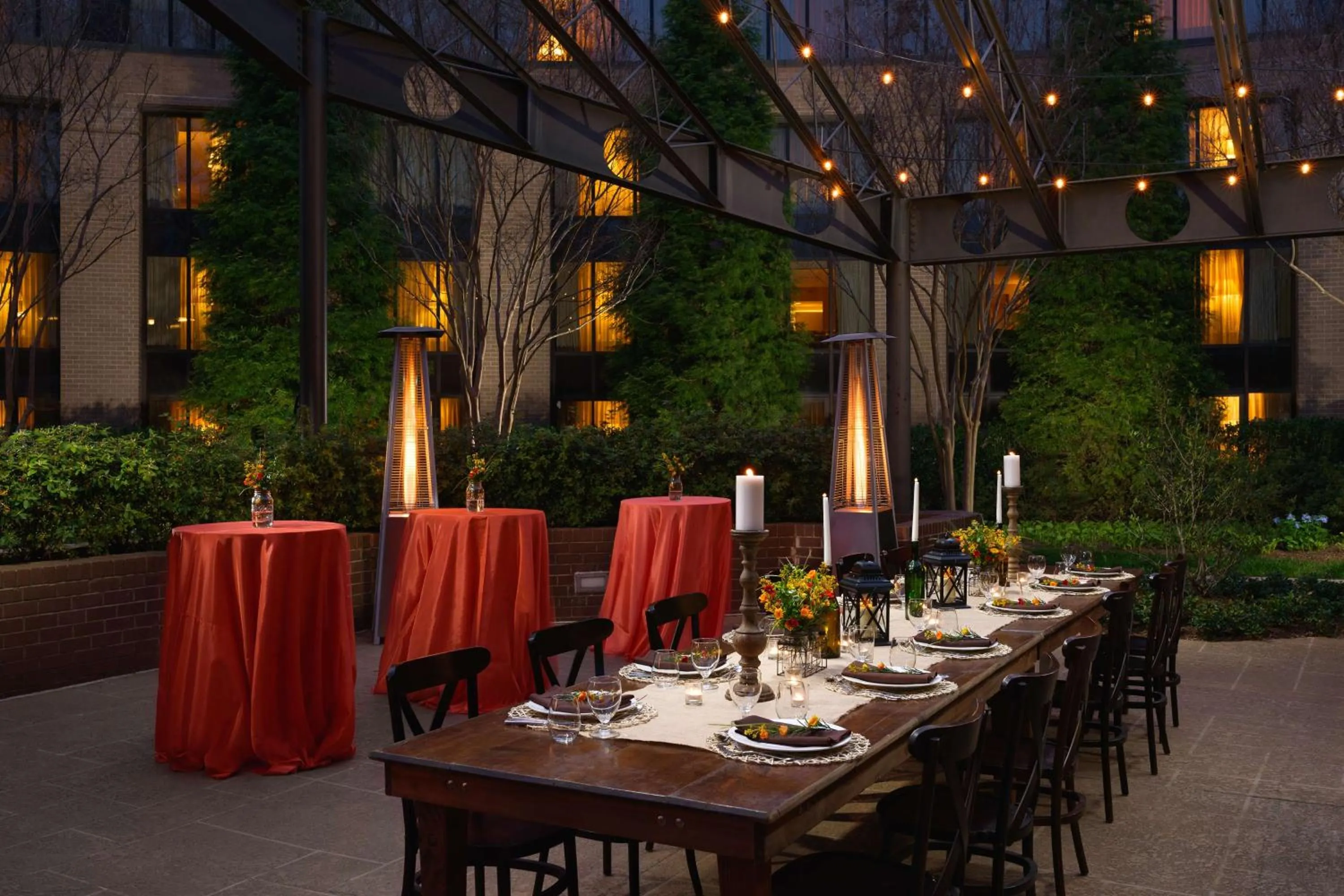 Dining area in Hilton Washington Dulles Airport