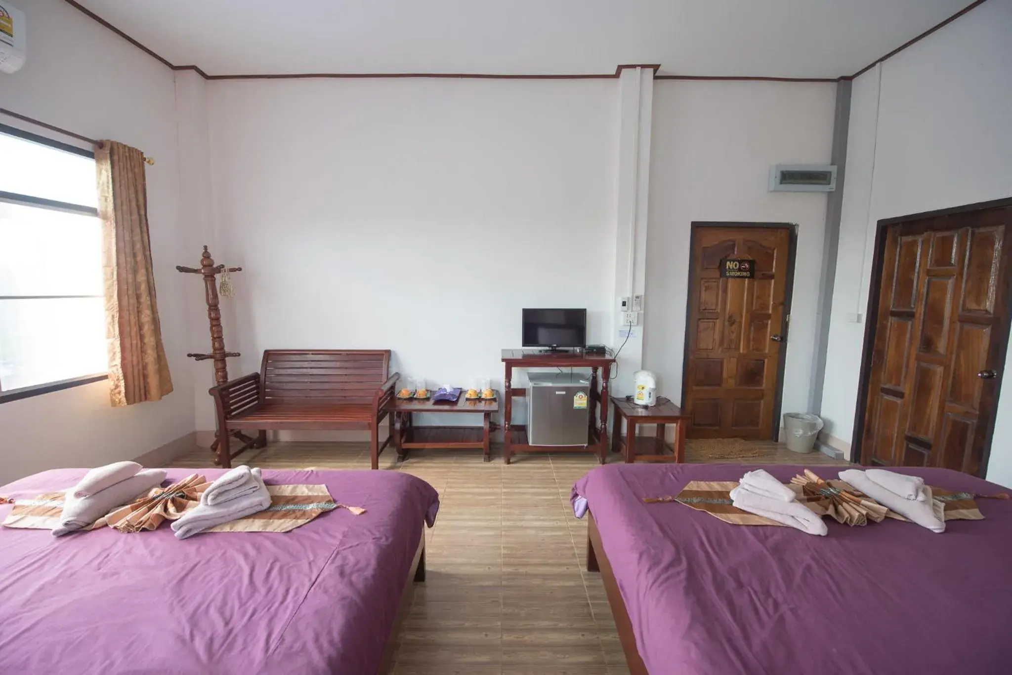 Photo of the whole room, Bed in Mountain View House Photo of the whole room, Bed in Mountain View House