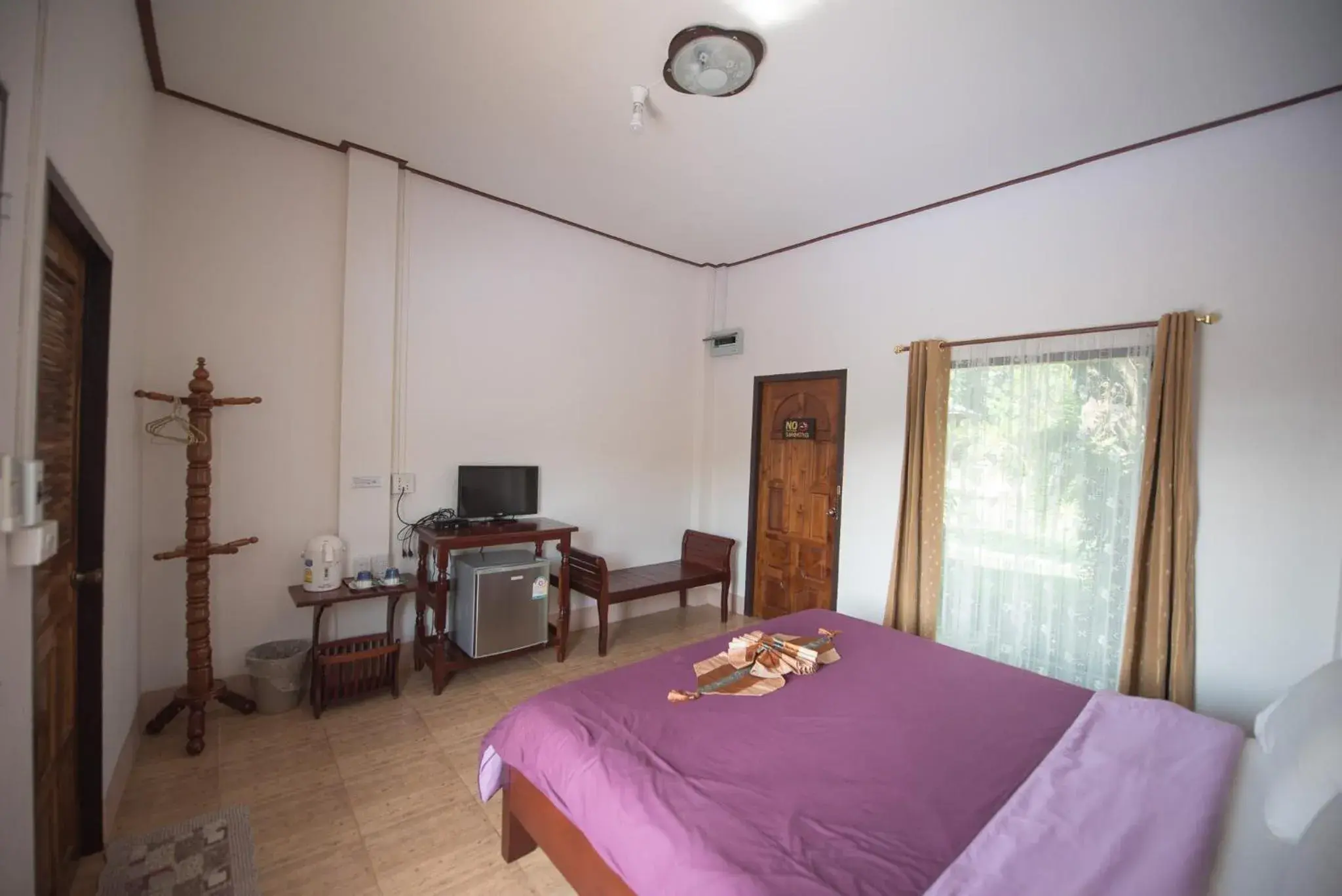 Photo of the whole room, Bed in Mountain View House Photo of the whole room, Bed in Mountain View House