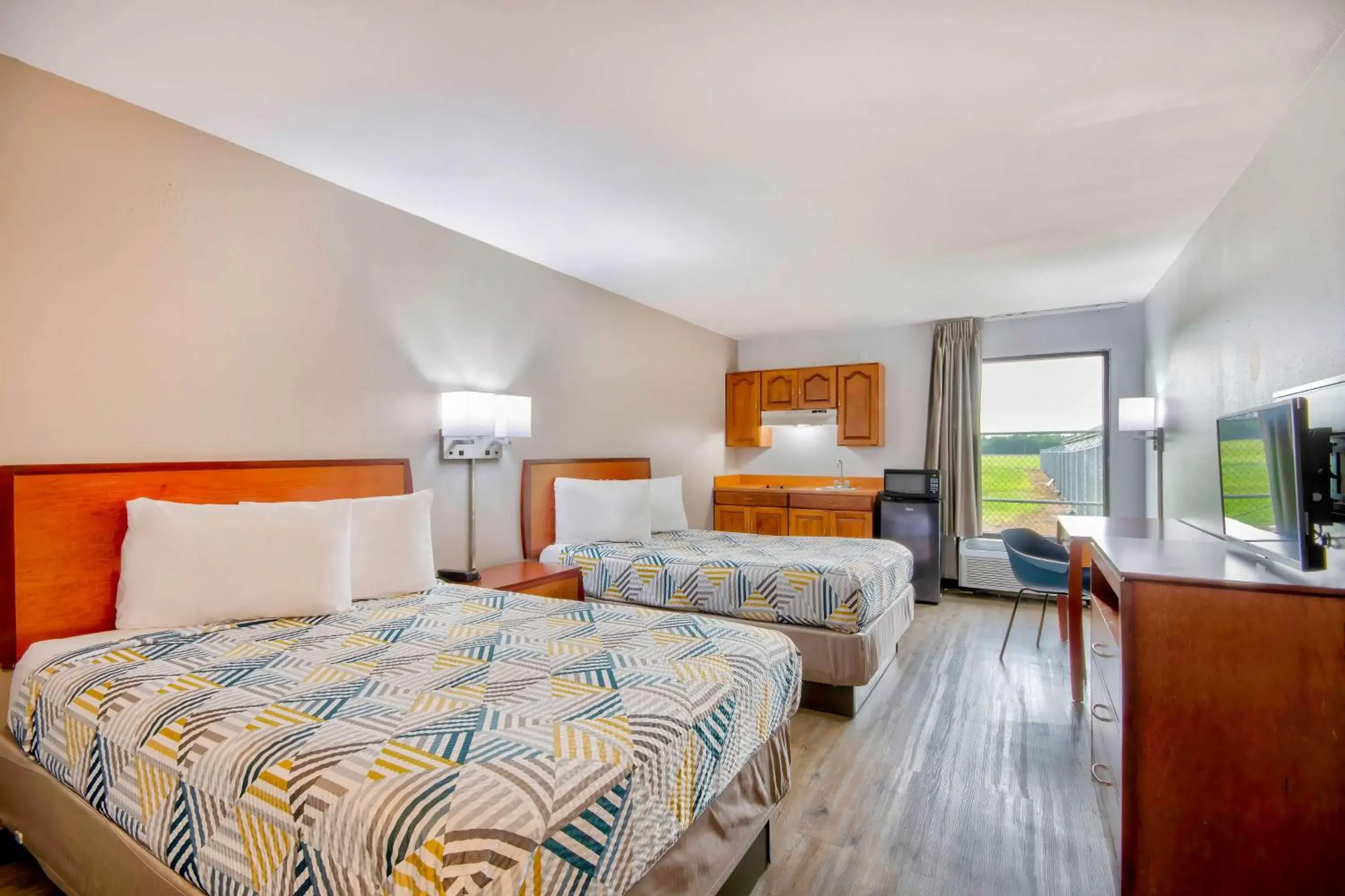 Deluxe Quadruple Room - Non-Smoking in Motel 6-Abbeville, LA Deluxe Quadruple Room - Non-Smoking in Motel 6-Abbeville, LA