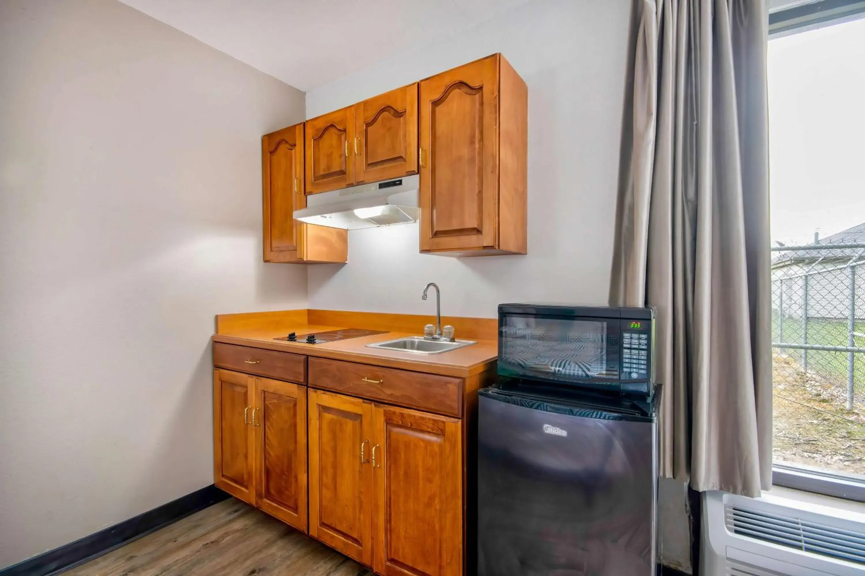 Deluxe Quadruple Room - Smoking in Motel 6-Abbeville, LA Deluxe Quadruple Room - Smoking in Motel 6-Abbeville, LA