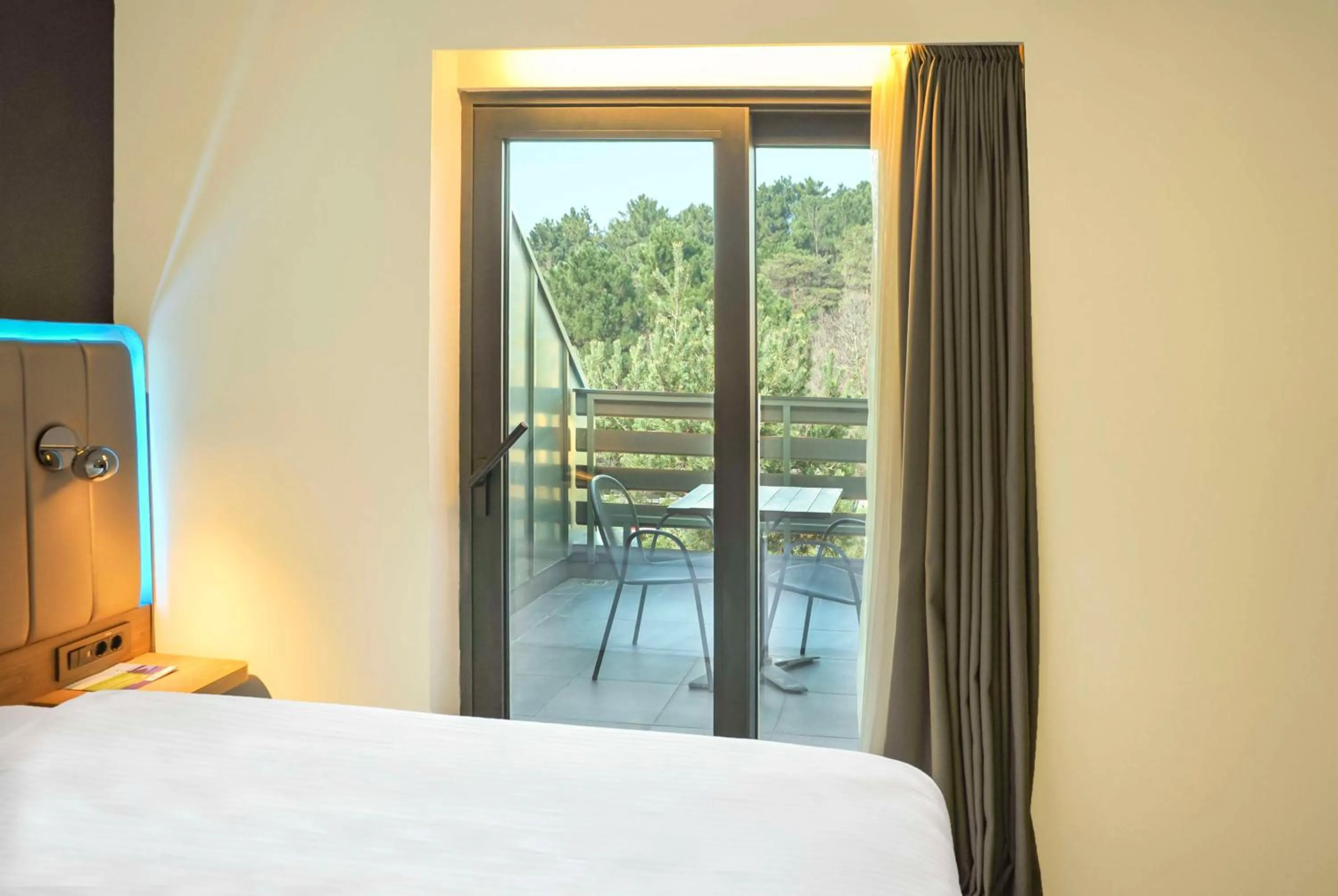 Photo of the whole room, Bed in Park Inn by Radisson Istanbul Airport Odayeri