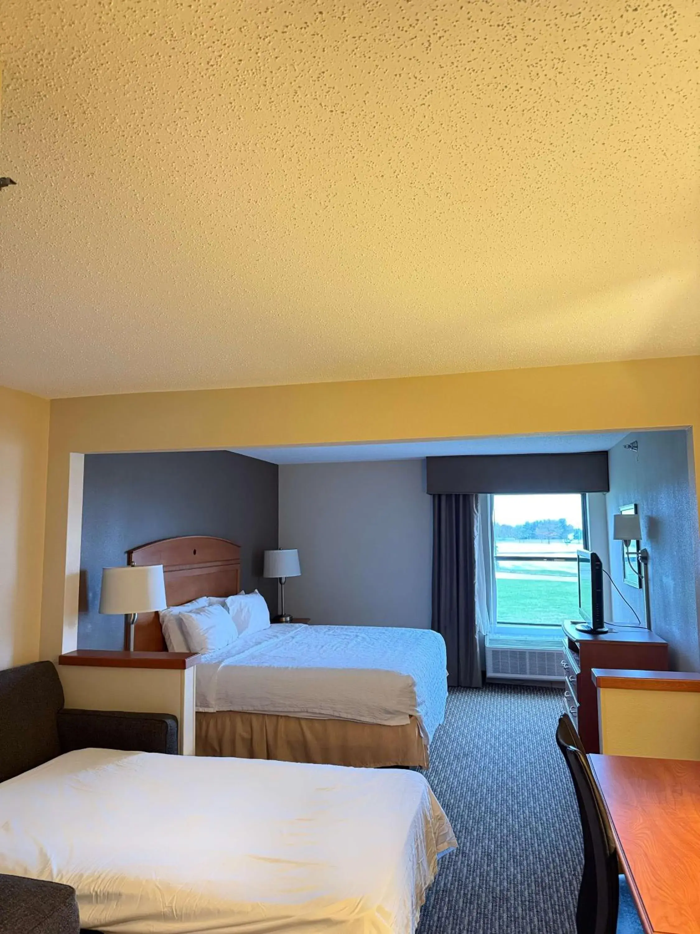 Bedroom, Bed in Hampton Inn Decatur/Forsyth Bedroom, Bed in Hampton Inn Decatur/Forsyth