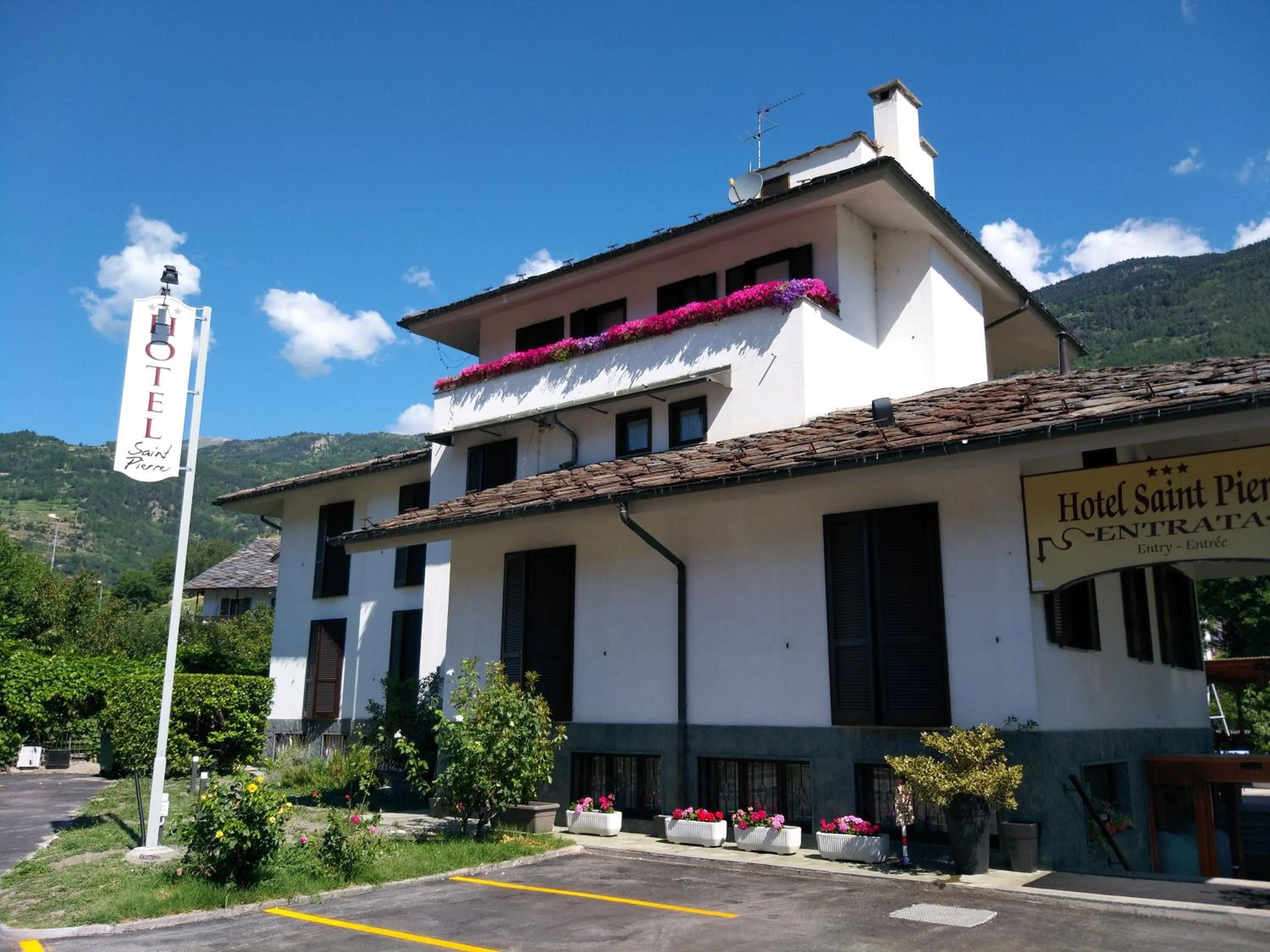 Property building in Hotel Saint Pierre