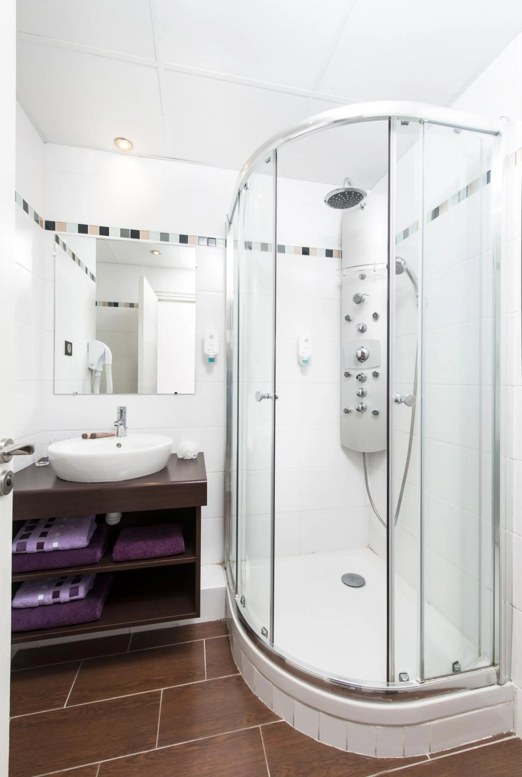 Bathroom in Hôtel Valdys Thalasso & Spa - Beau rivage