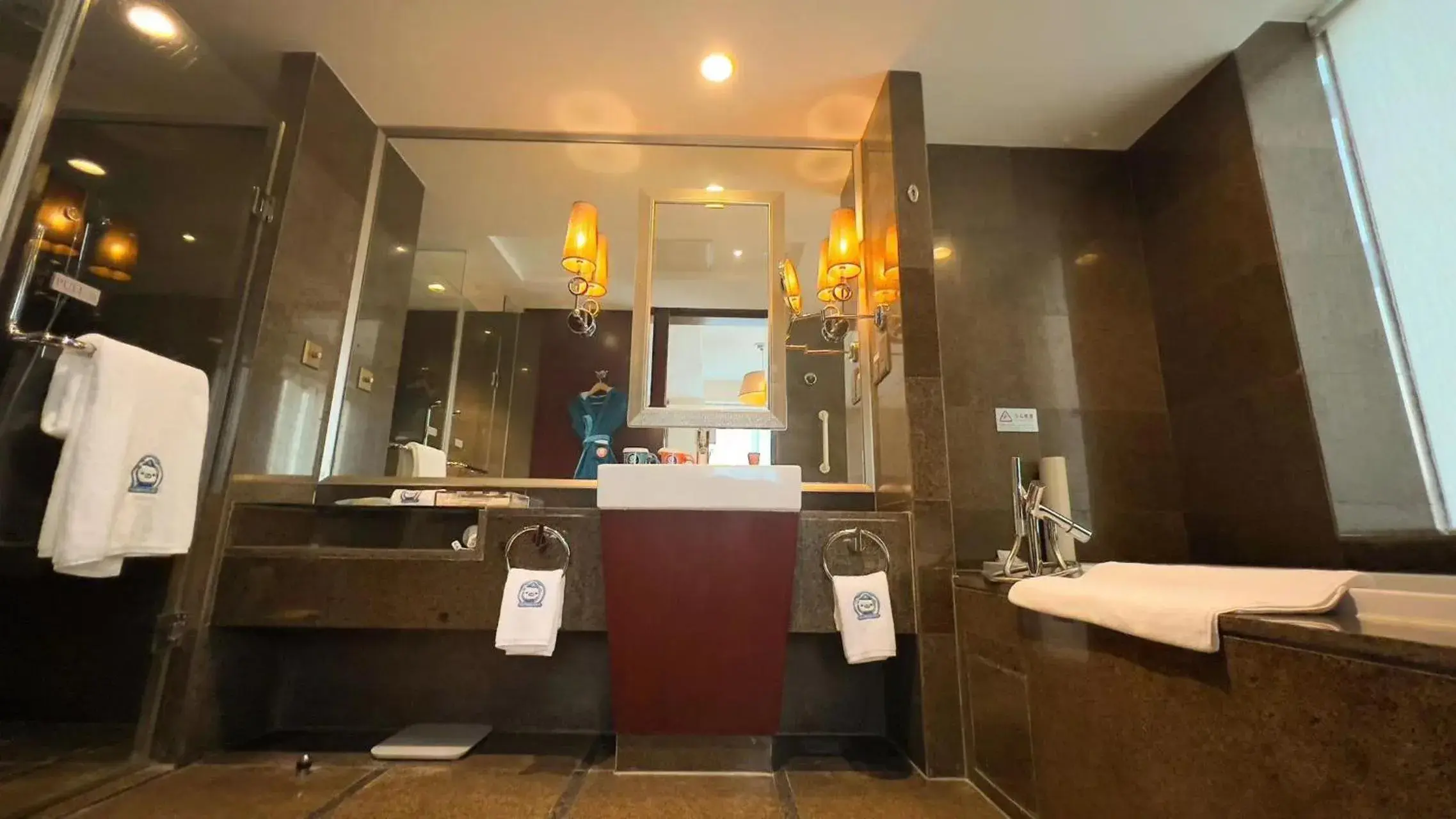 Standard Double Room with Two Double Beds - High Floor in Crowne Plaza Beijing Zhongguancun by IHG Standard Double Room with Two Double Beds - High Floor in Crowne Plaza Beijing Zhongguancun by IHG