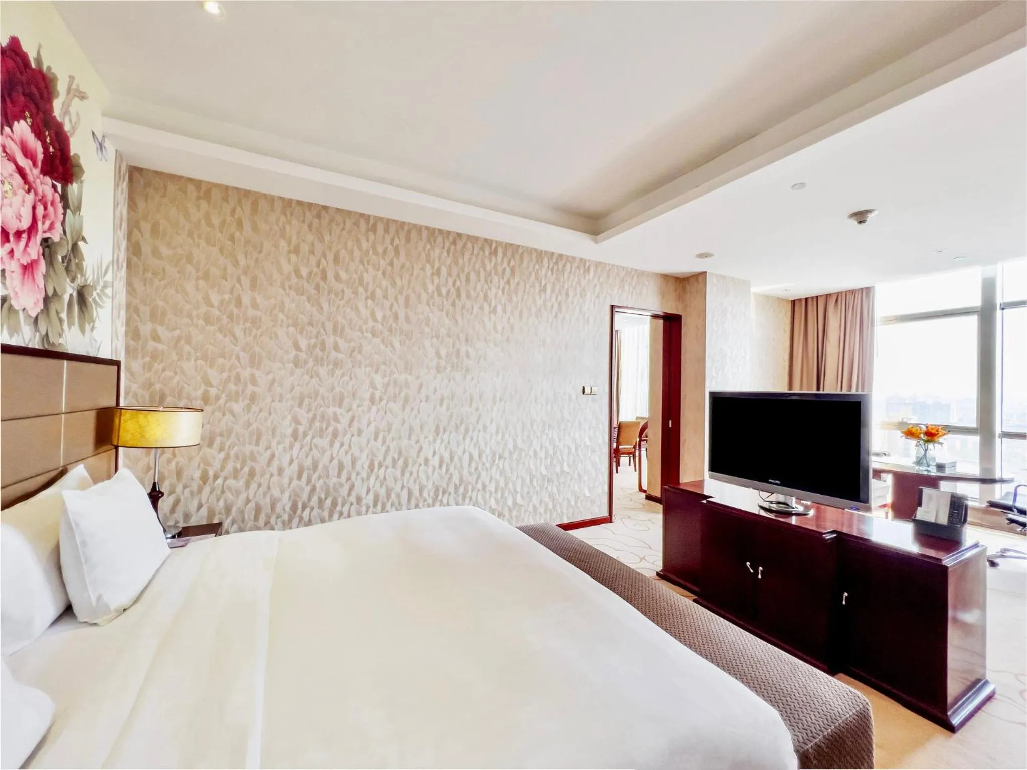 Photo of the whole room, Bed in Crowne Plaza Beijing Zhongguancun by IHG