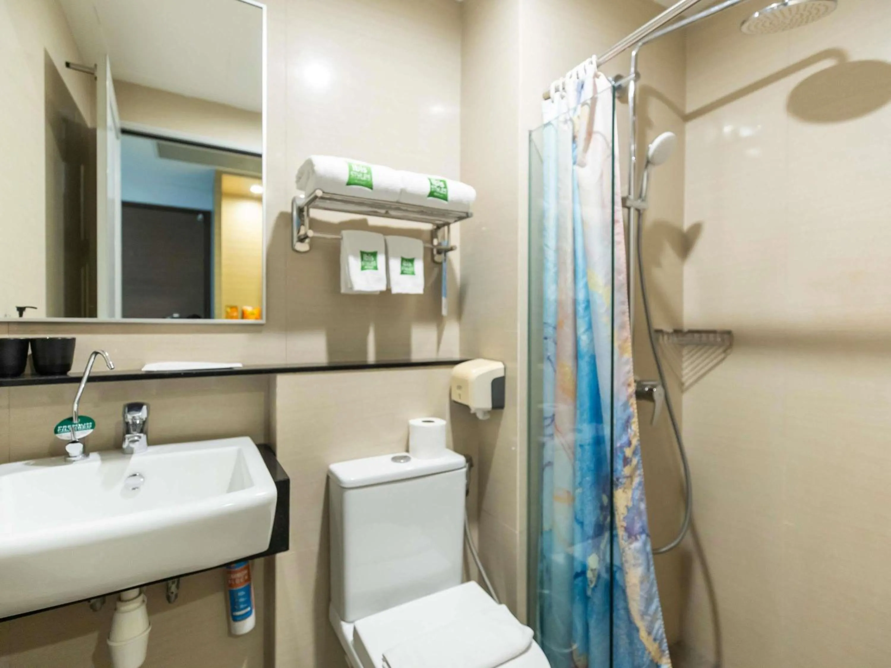 Bedroom in ibis Styles Singapore Albert