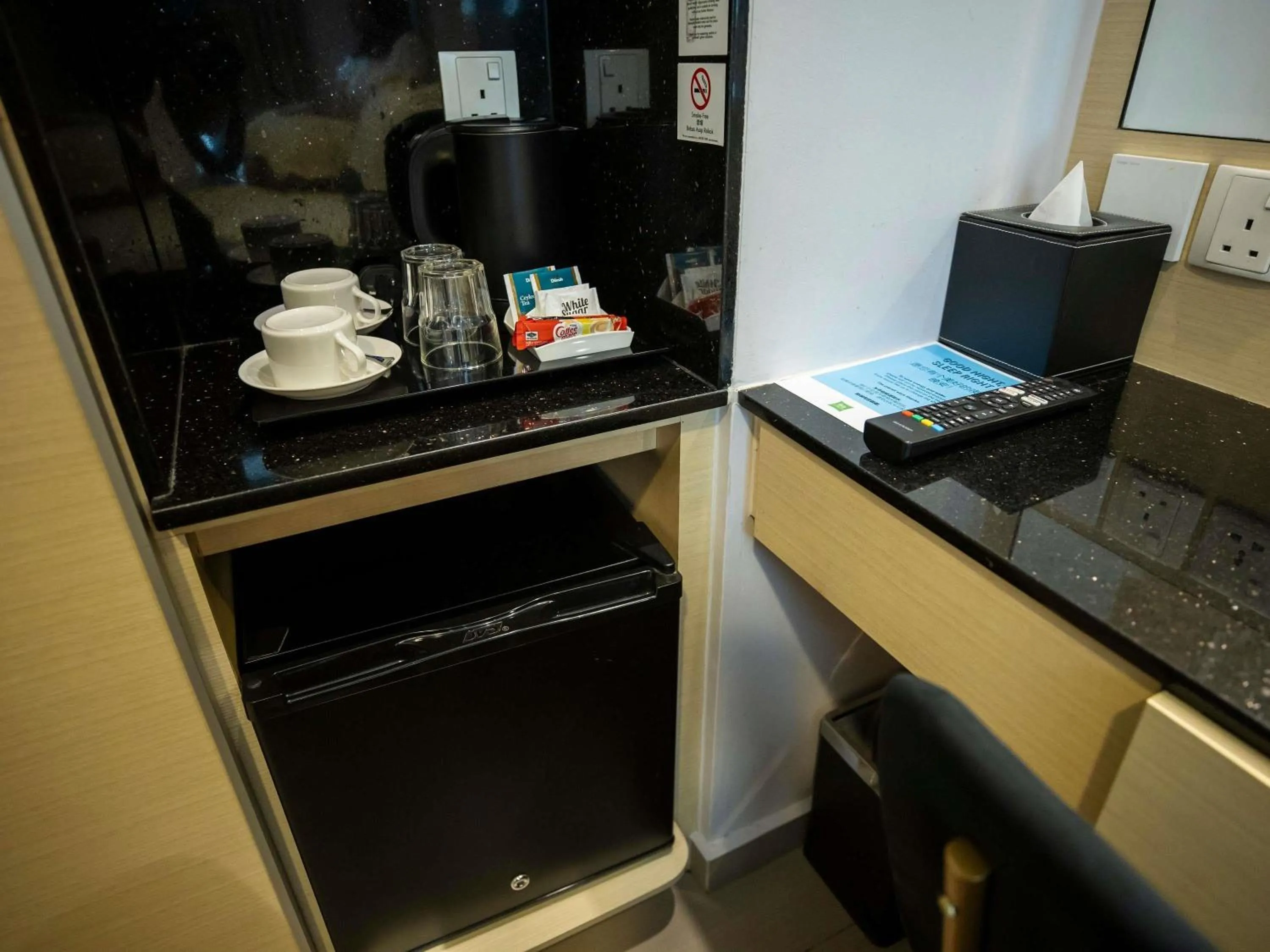 Bedroom in ibis Styles Singapore Albert