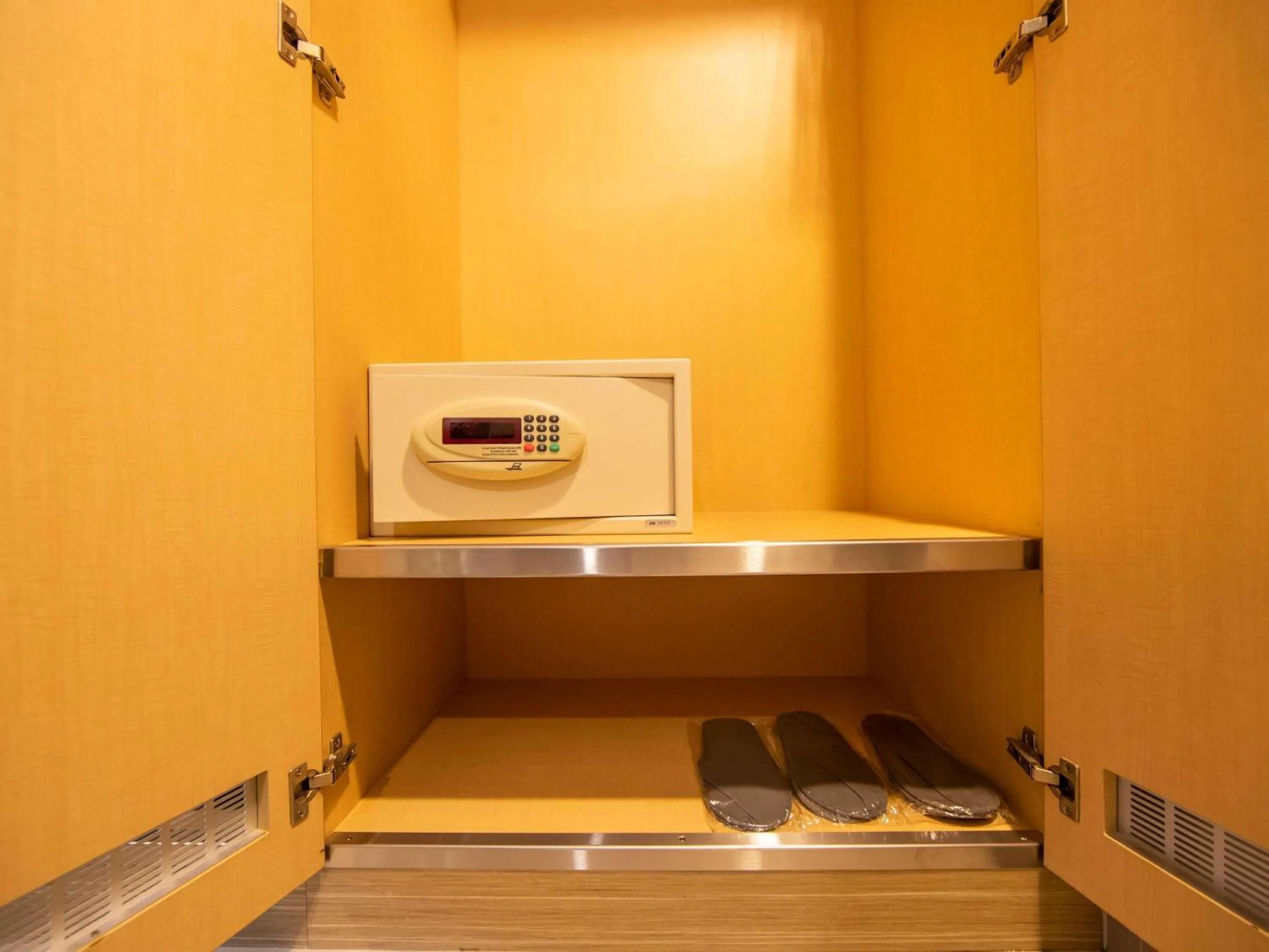 Bedroom in ibis Styles Singapore Albert