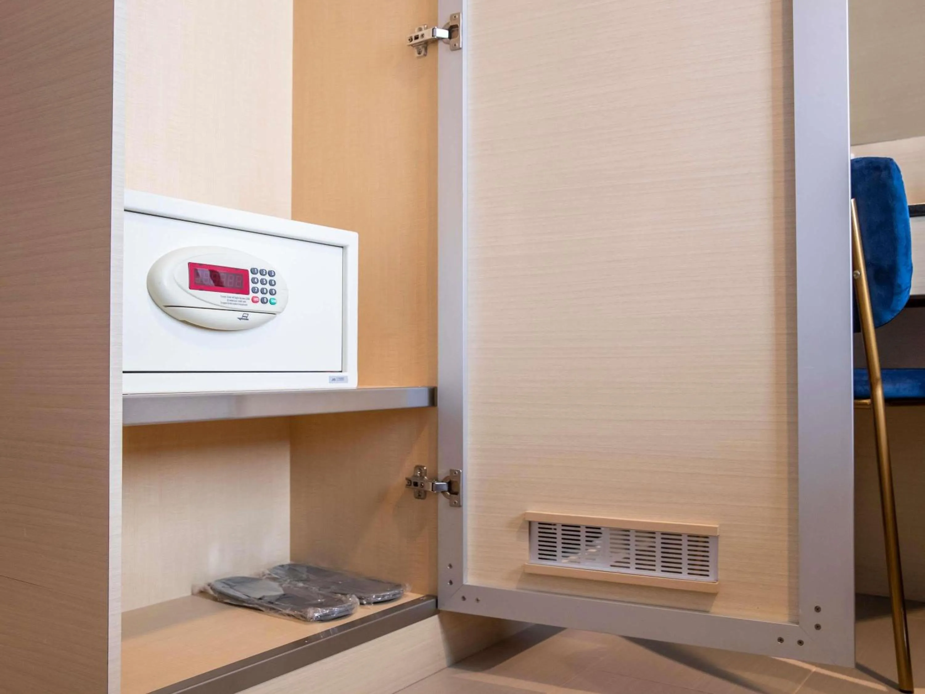 Bedroom in ibis Styles Singapore Albert