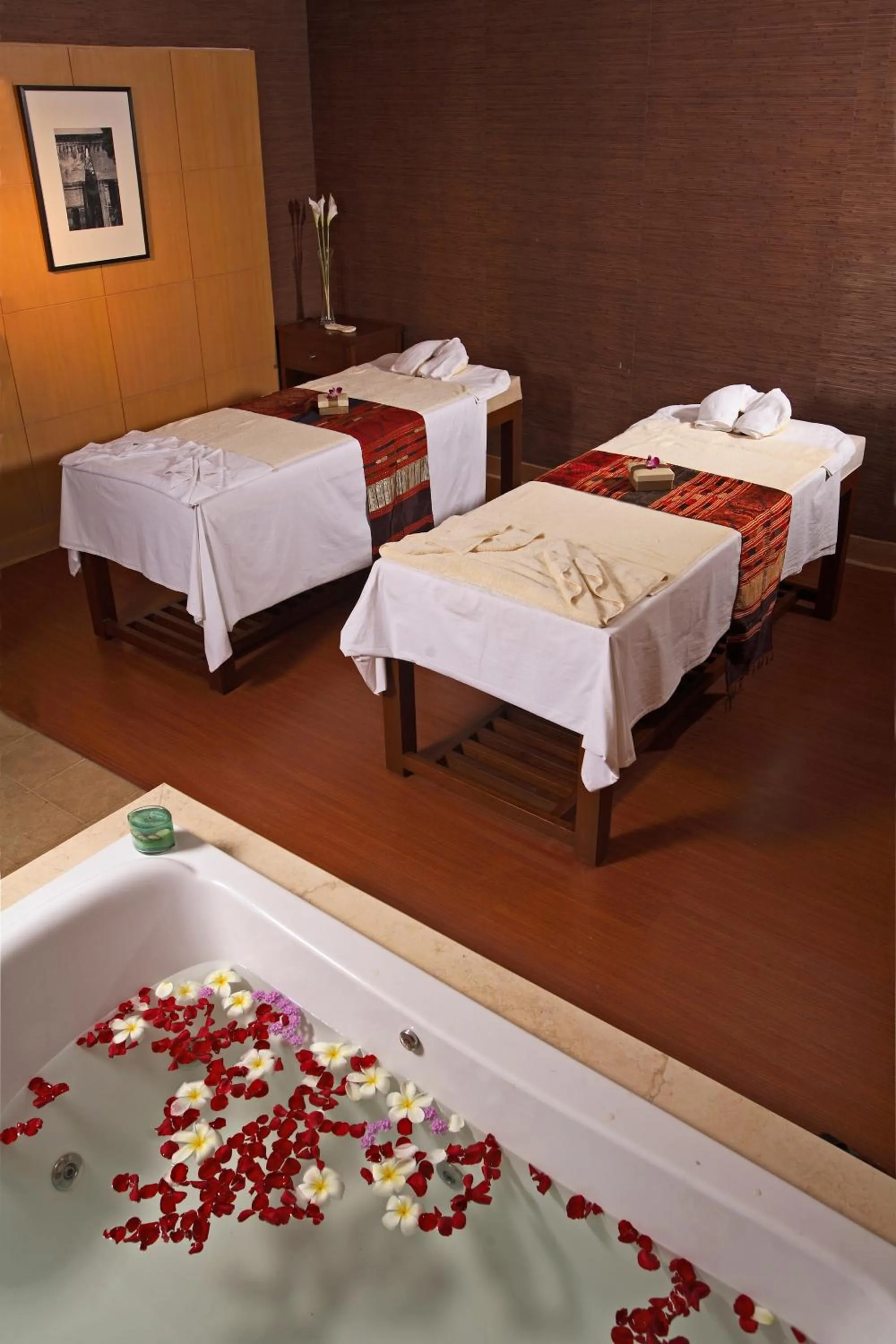 Hot Tub, Bed in Ellaa Hotel Gachibowli