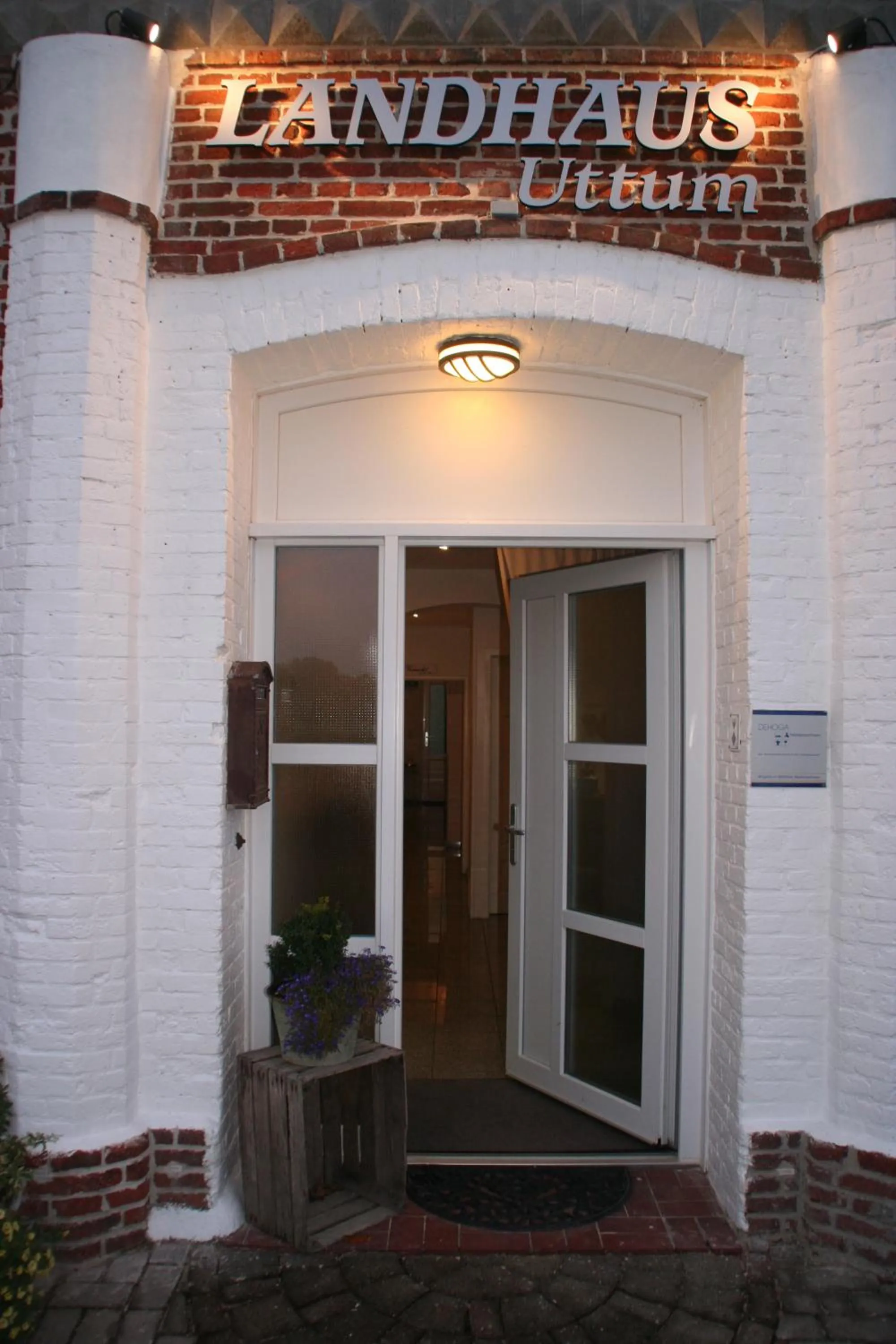 Facade/entrance in Hotel Garni Landhaus Uttum