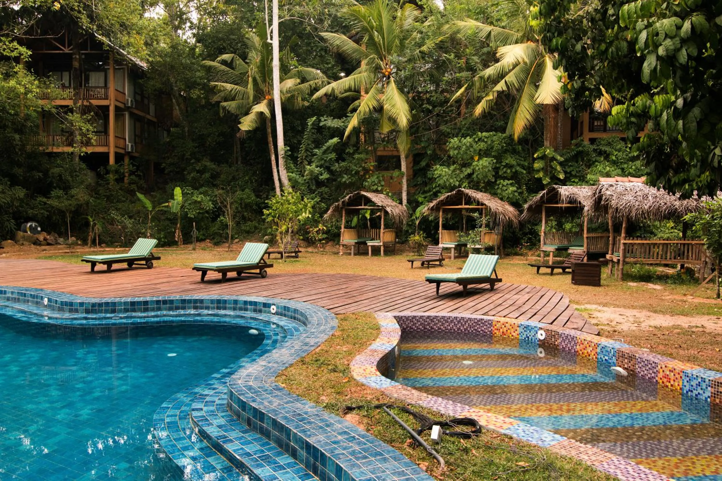 Swimming pool in Jungle Village Unawatuna