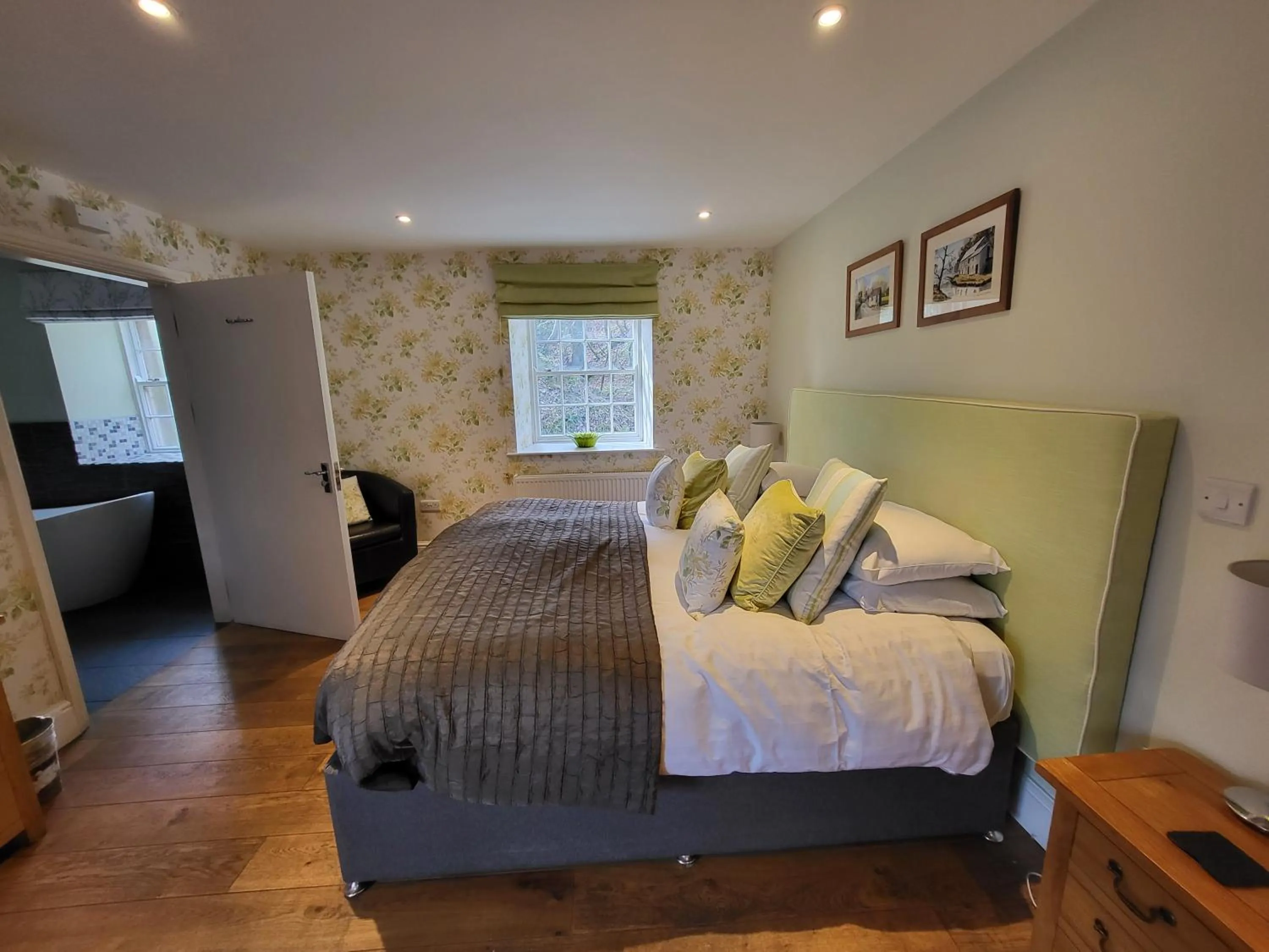 Bed in The Manifold Inn Hotel