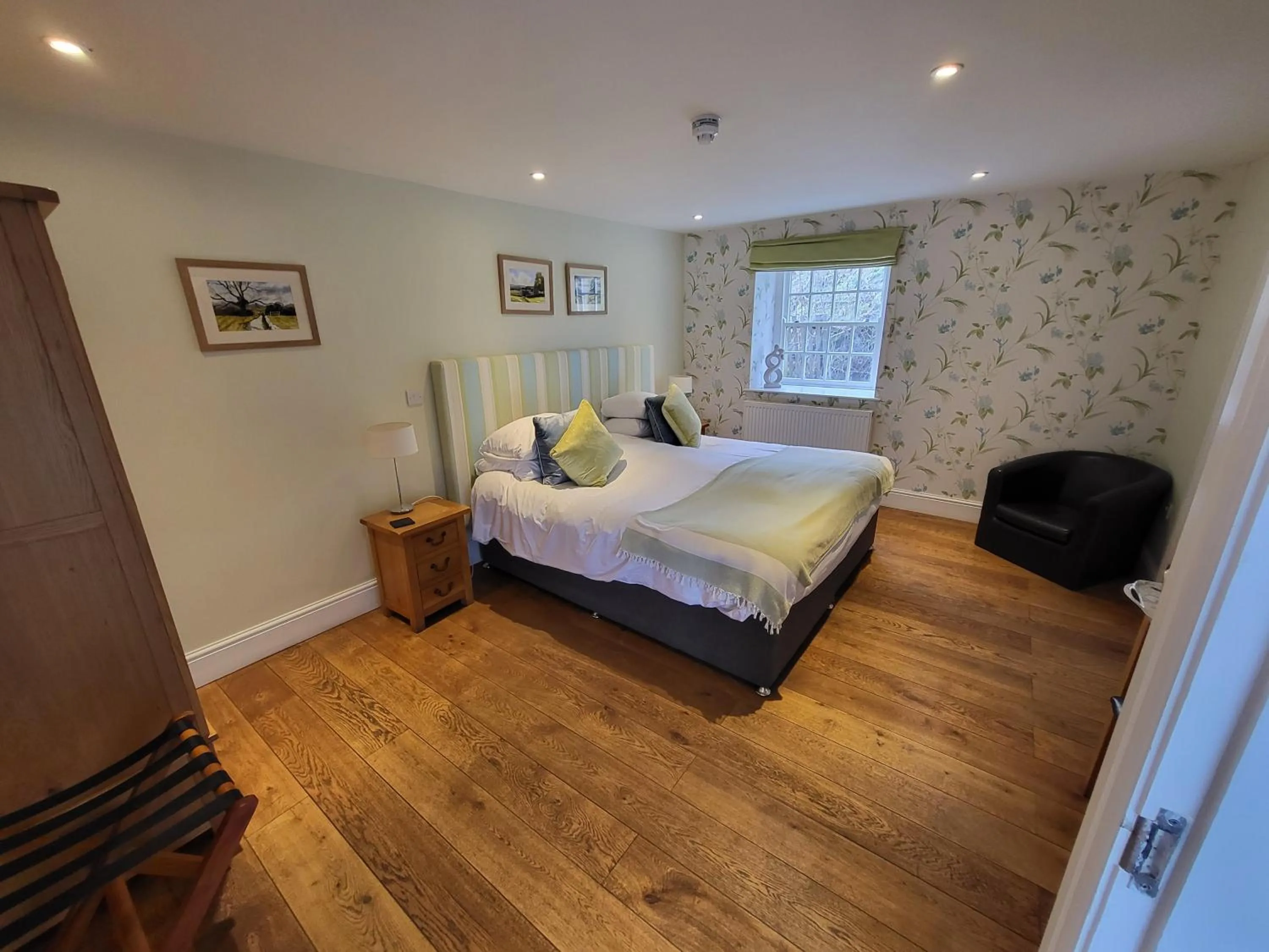 Bed in The Manifold Inn Hotel