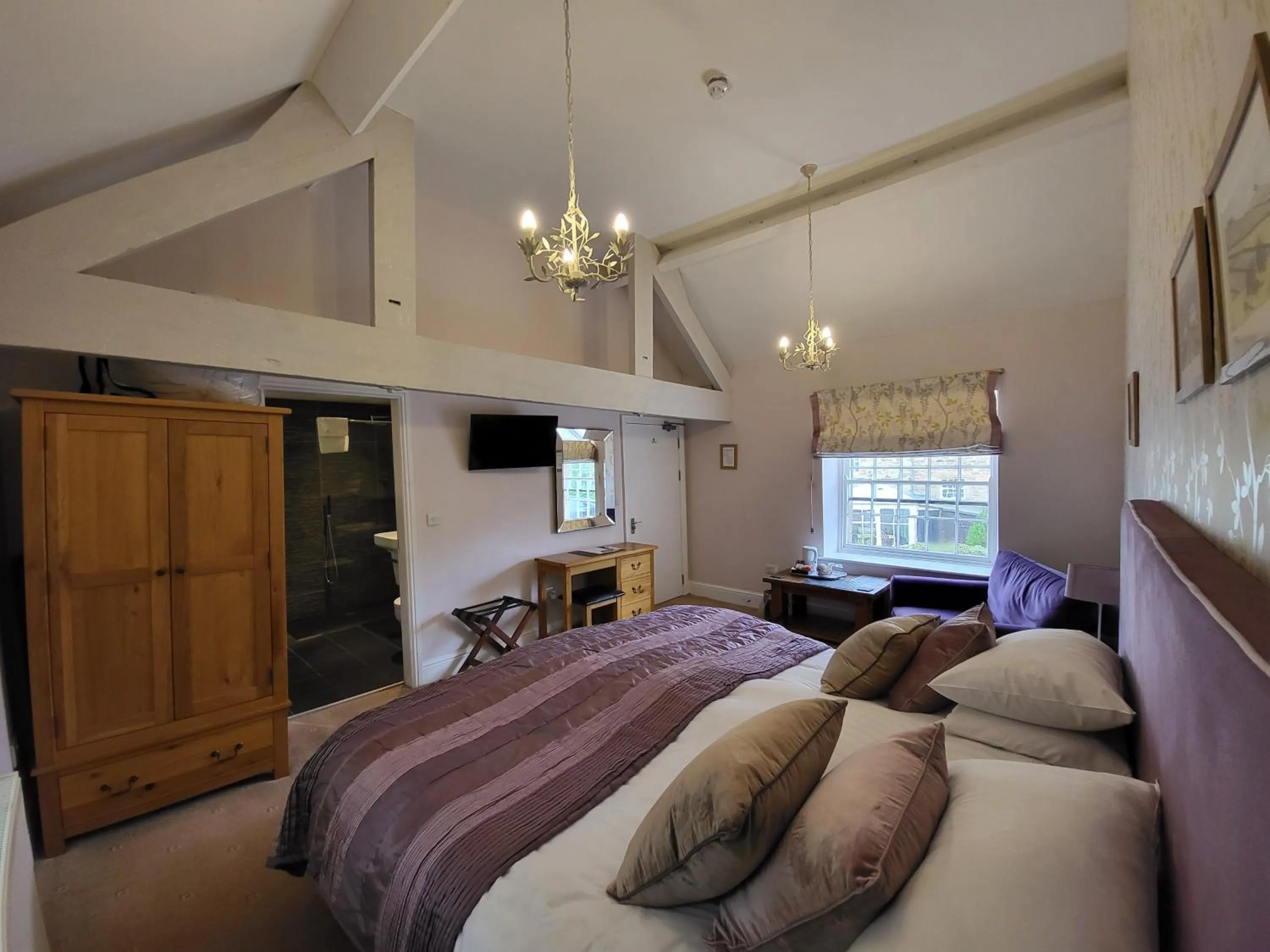 Bed in The Manifold Inn Hotel