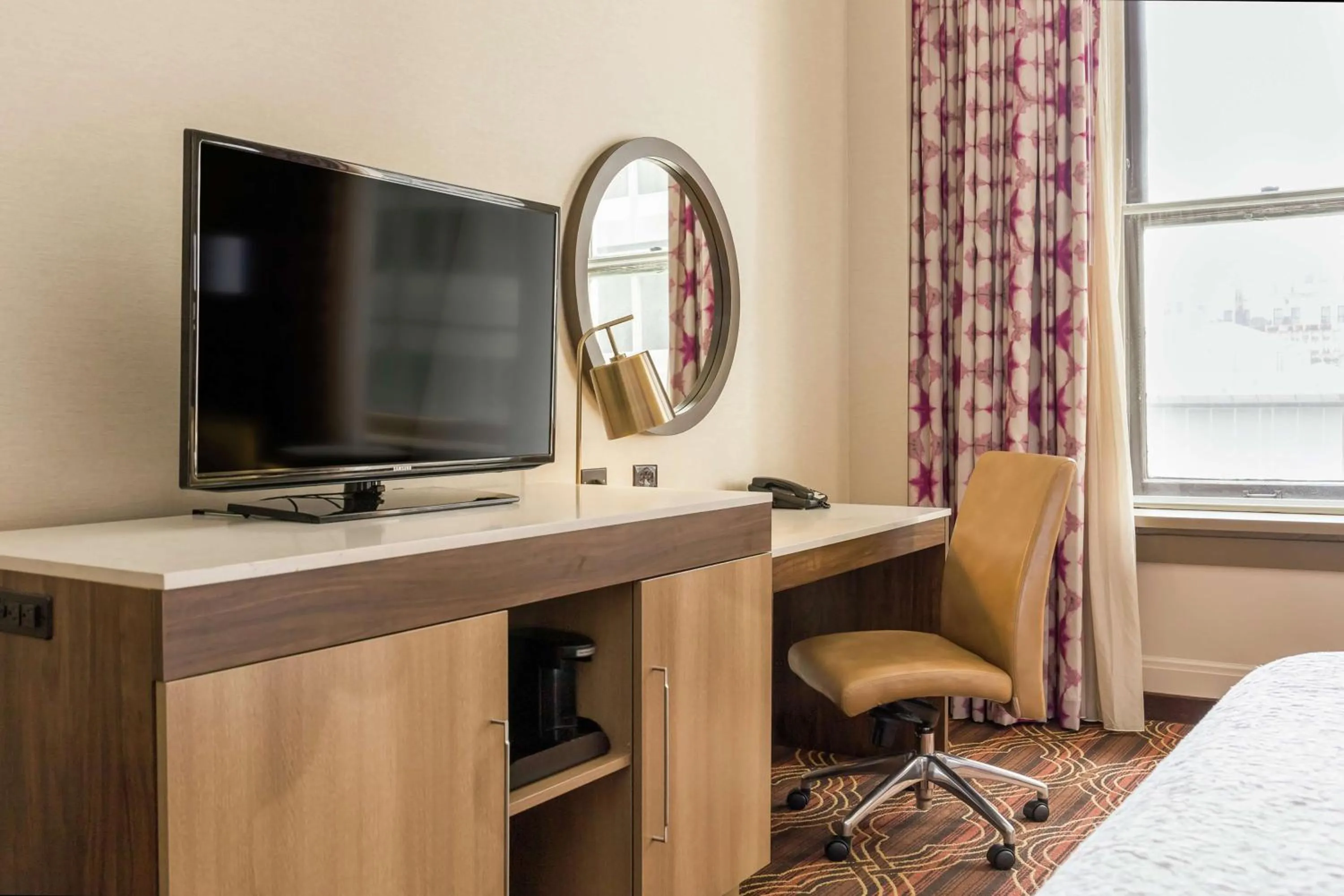 Bedroom, Bed in Hampton Inn Majestic Chicago Theatre District