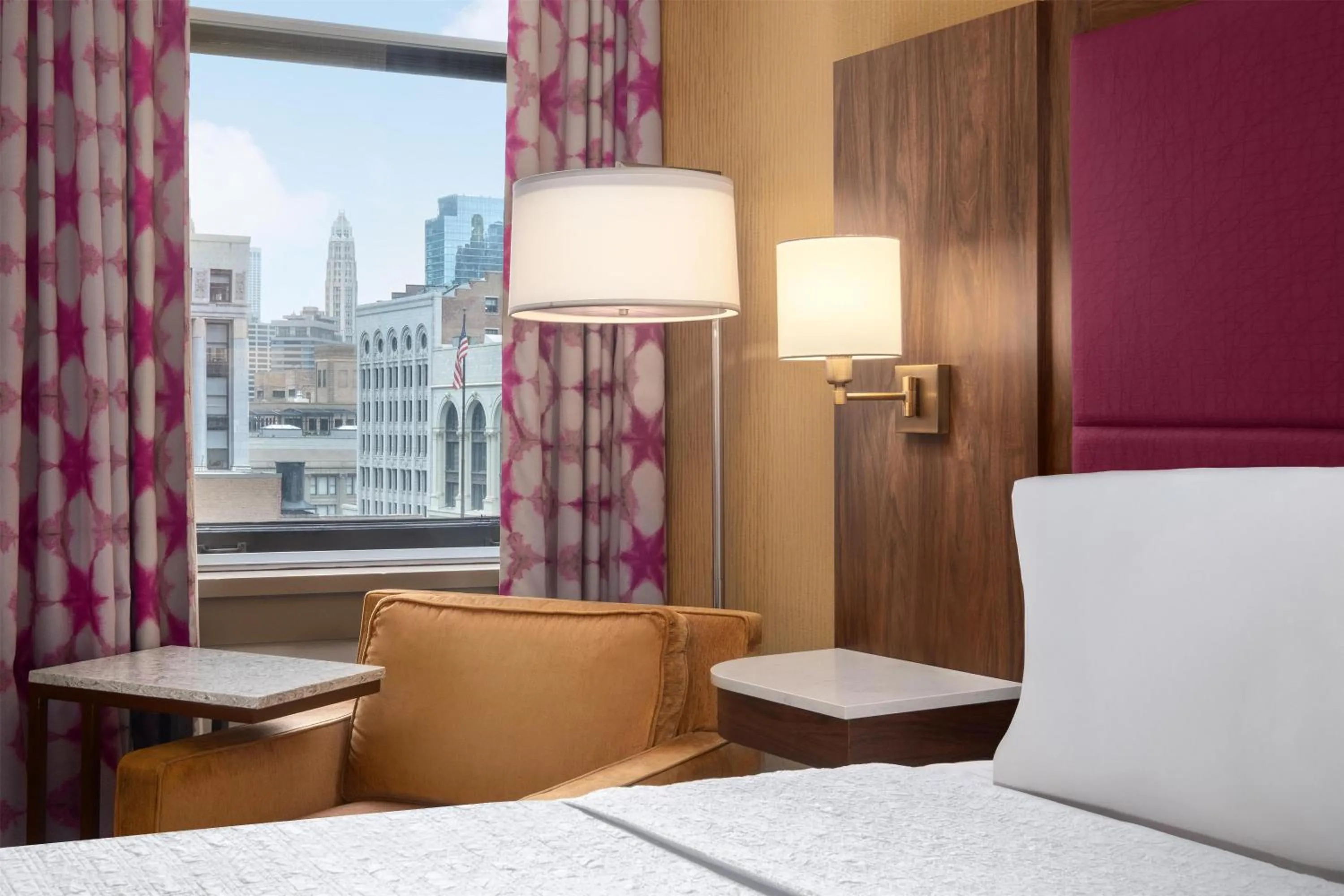 Living room, Bed in Hampton Inn Majestic Chicago Theatre District