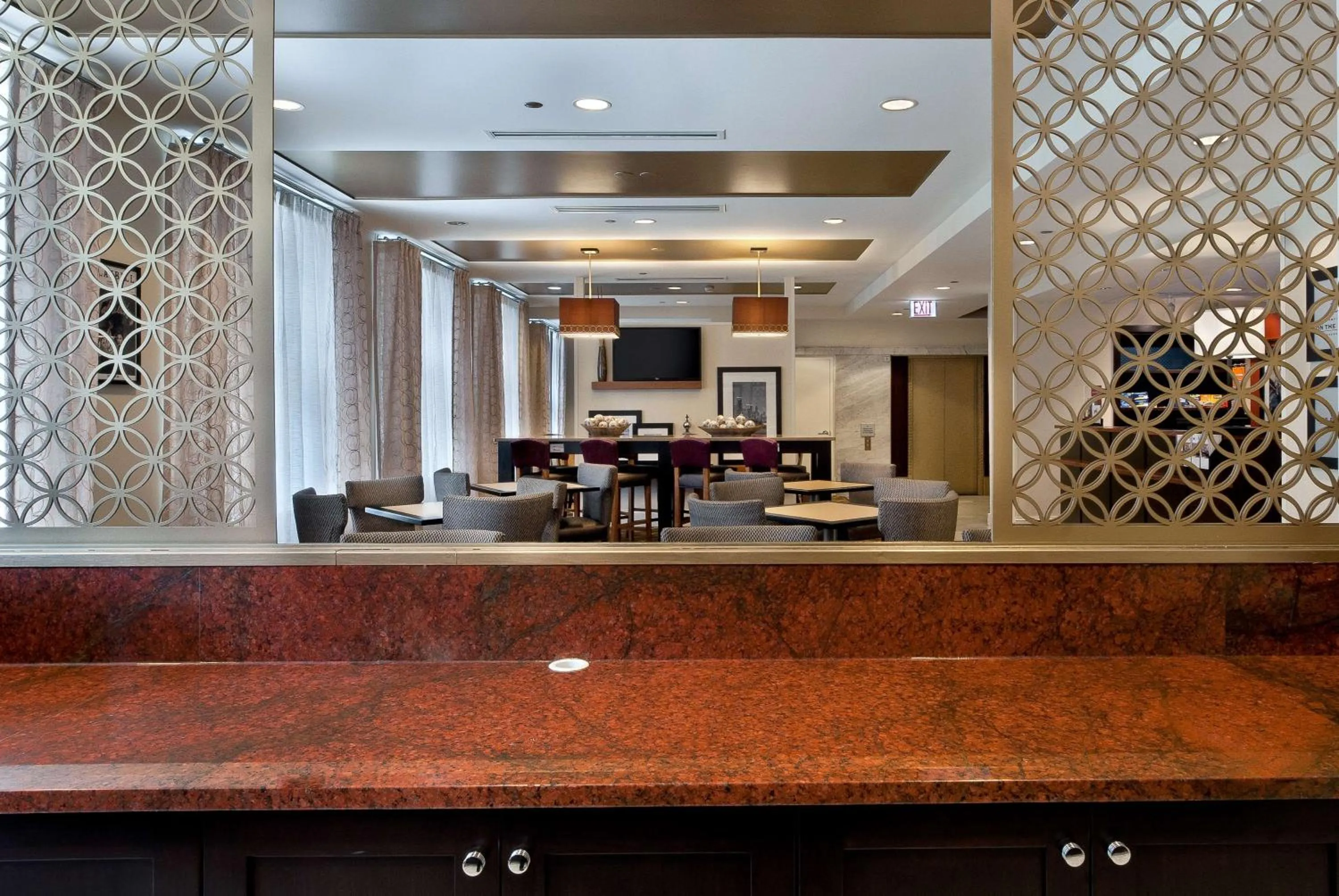 Dining area in Hampton Inn Majestic Chicago Theatre District