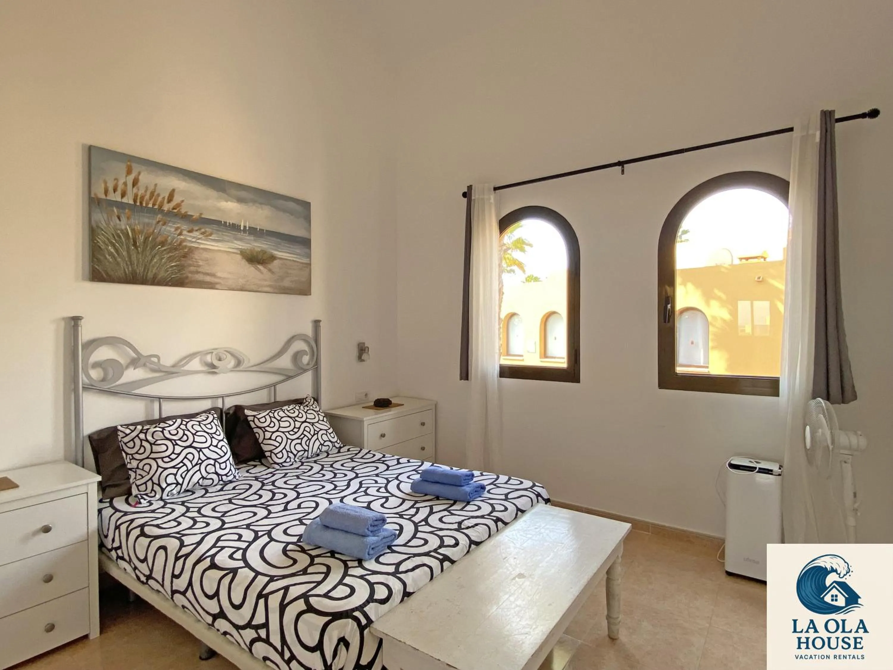 Photo of the whole room, Bed in La Ola House Precioso apartamento con piscina