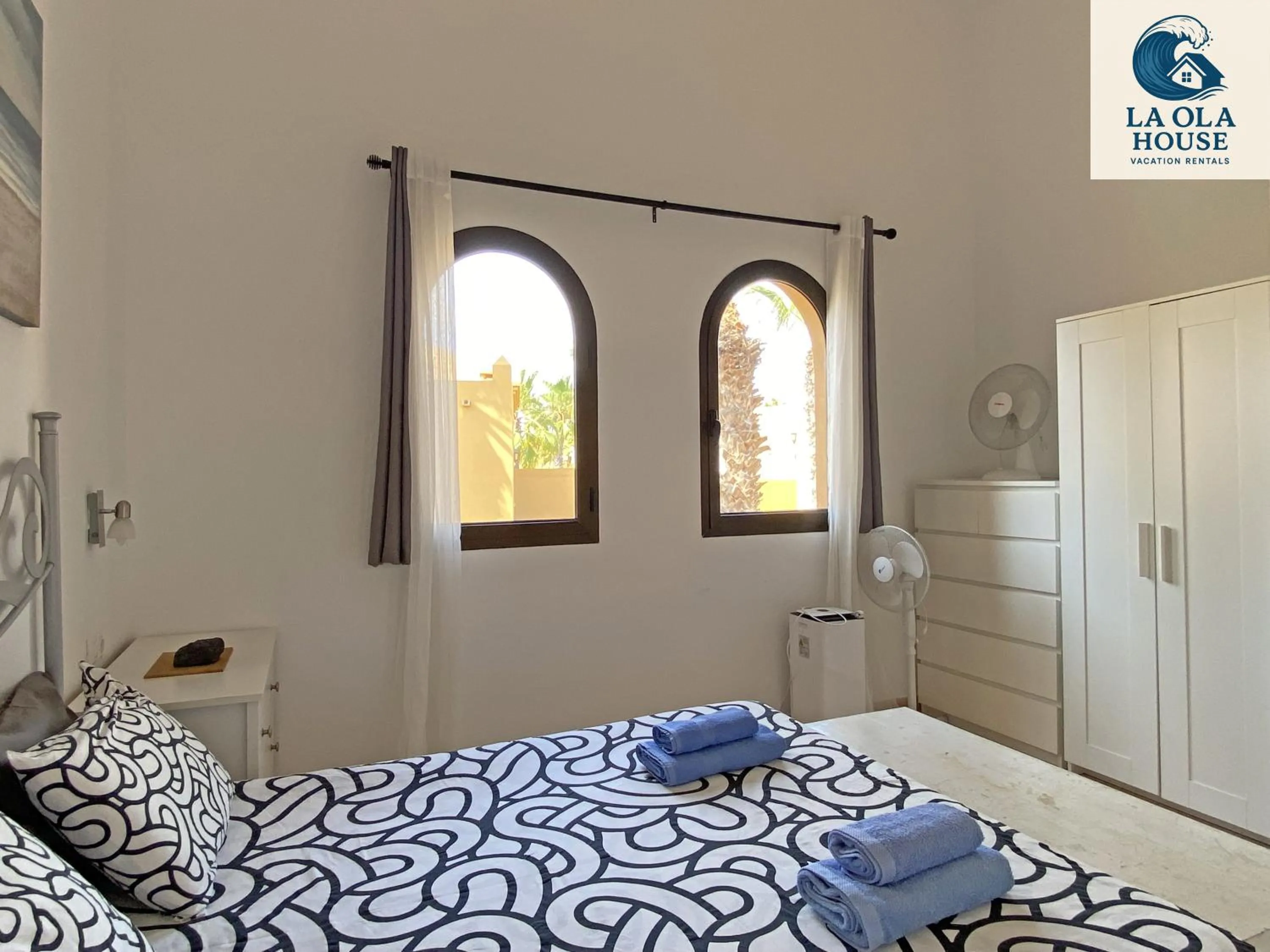 Bedroom, Bed in La Ola House Precioso apartamento con piscina