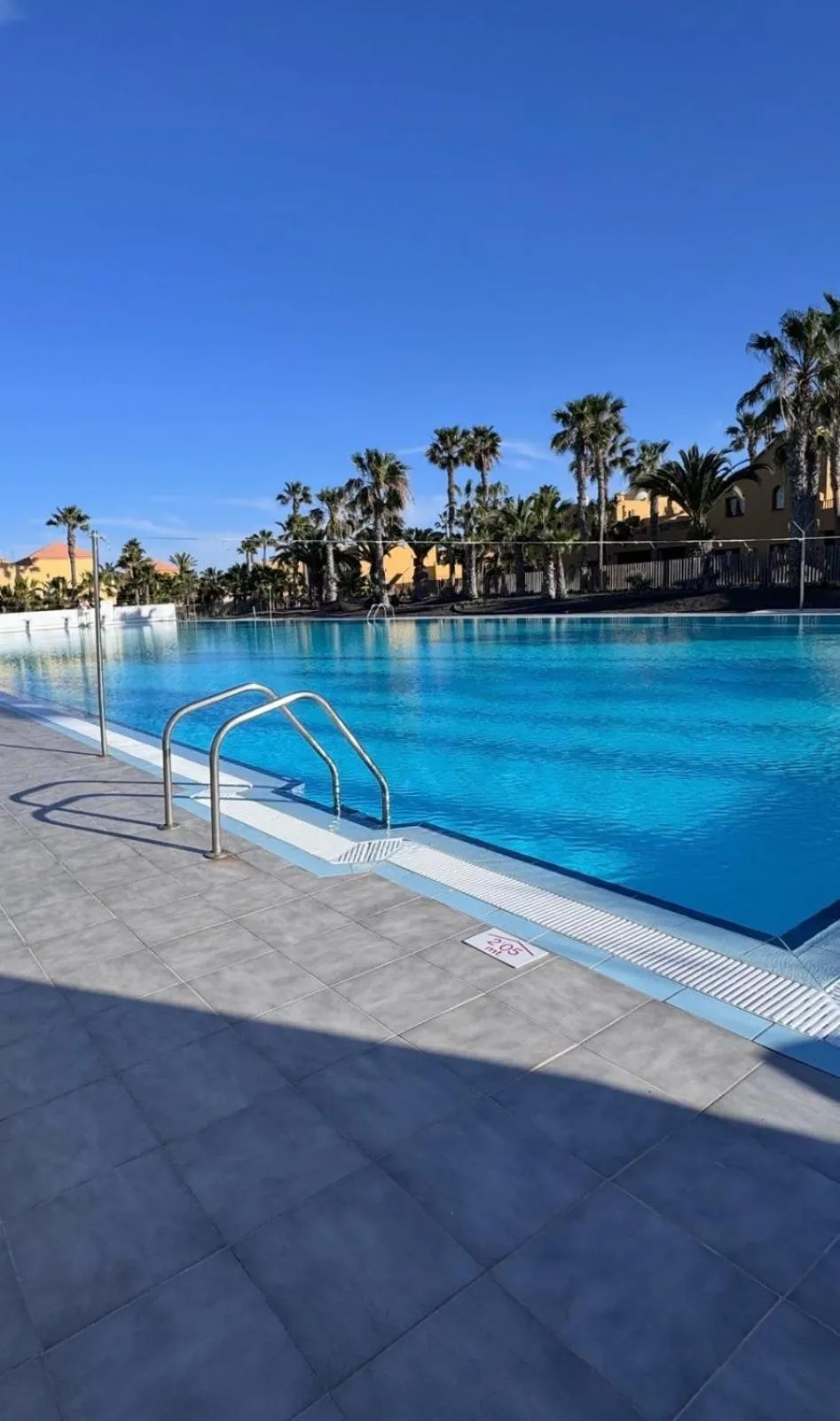 Swimming pool in La Ola House Precioso apartamento con piscina
