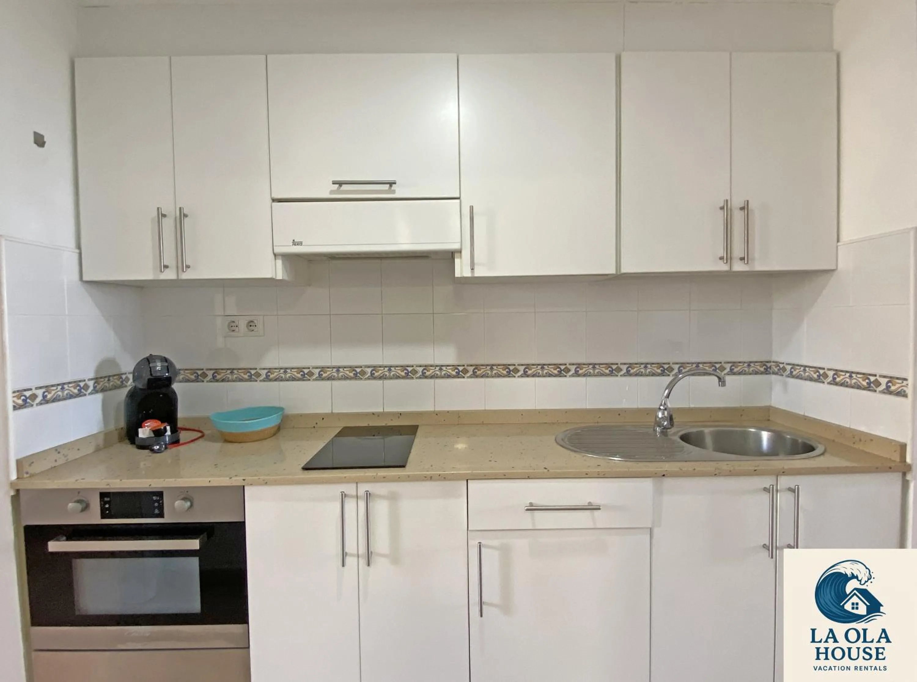 kitchen in La Ola House Precioso apartamento con piscina