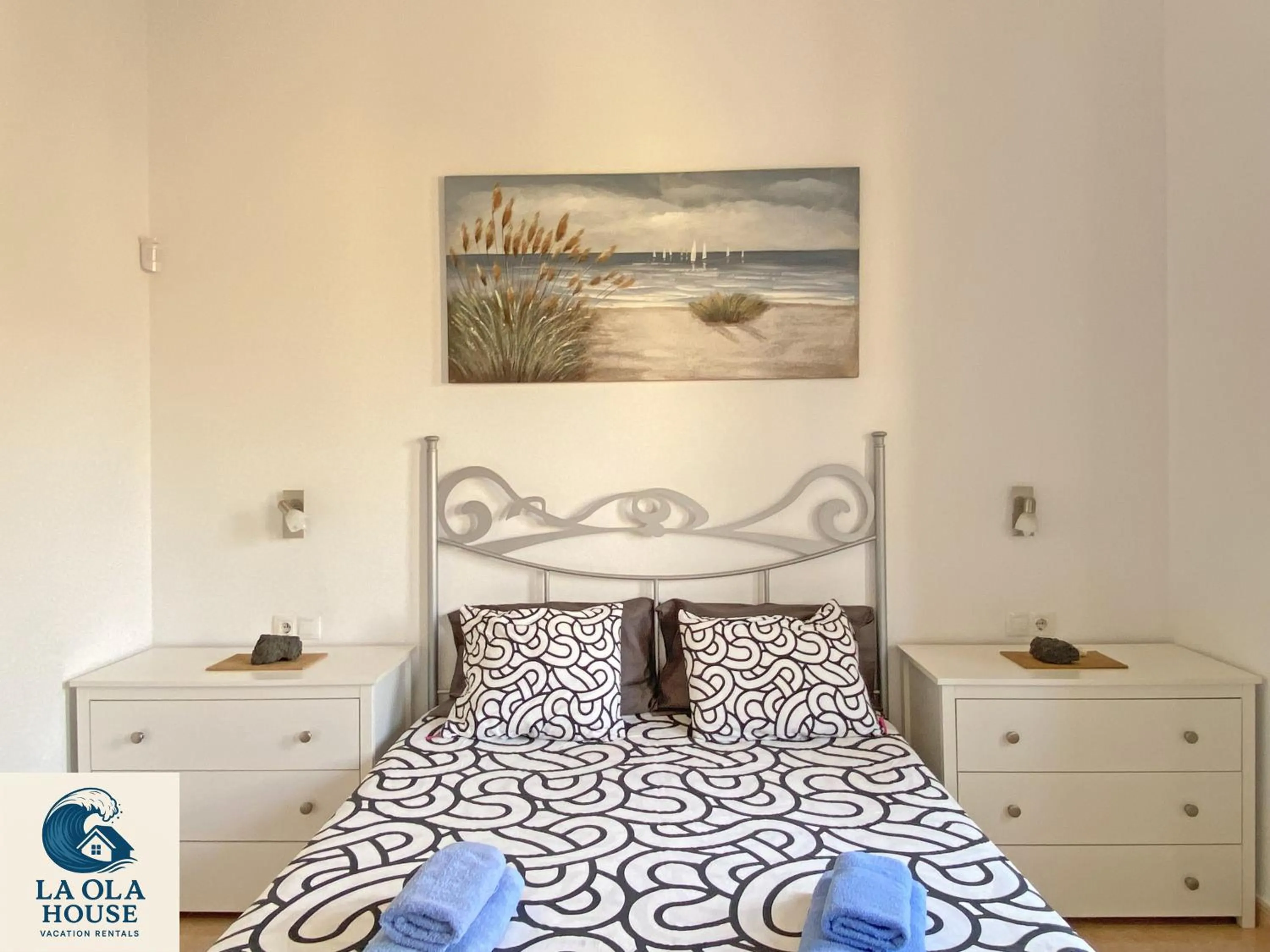Bedroom, Bed in La Ola House Precioso apartamento con piscina